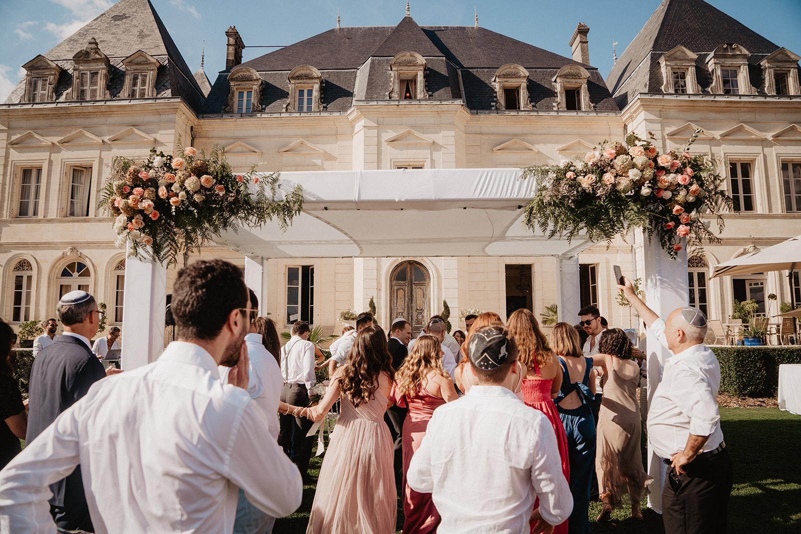 Un couple se marie dans le Sud-Ouest de la France, au Château Fengari près de Bordeaux. Photos et films de mariage