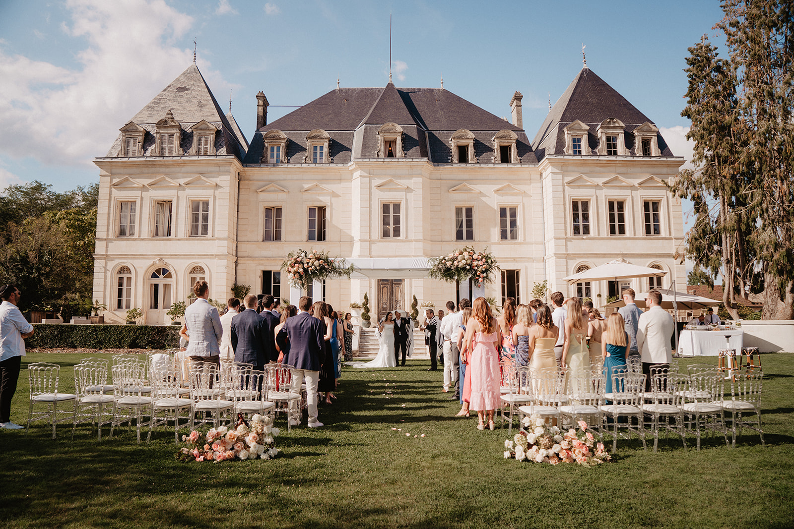 A couple who gets married in South West France, at the chateau Fengari