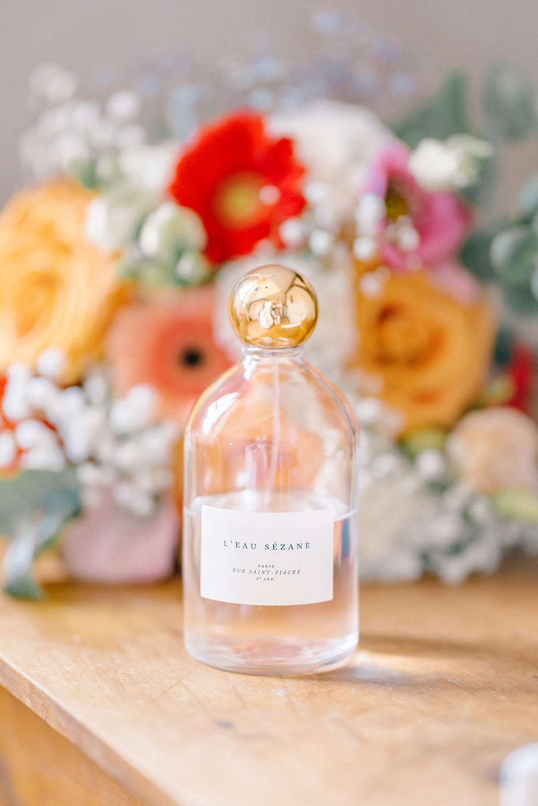 le parfum de la mariée, eau de sézane, devant son bouquet