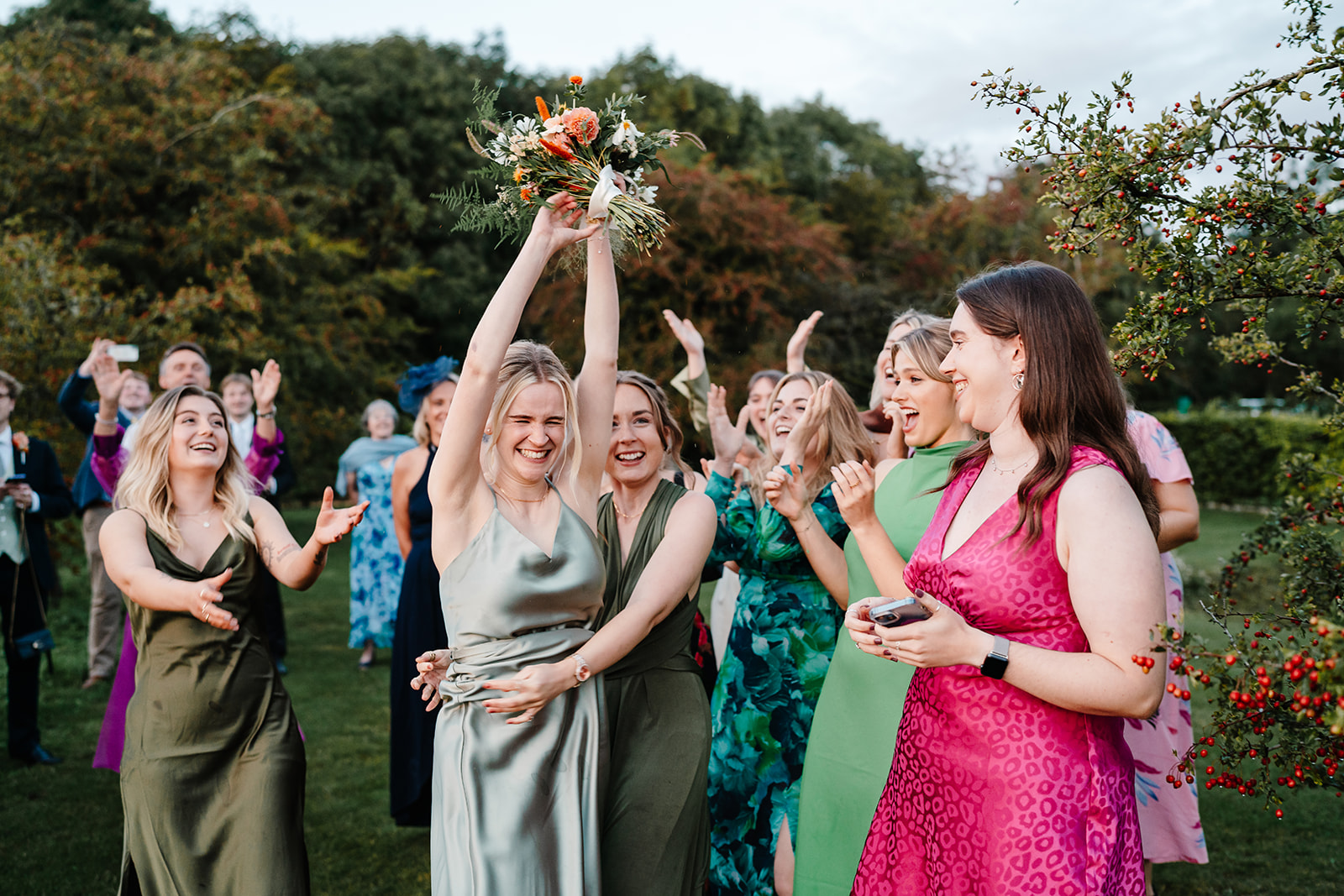 bouquet toss at sunset in Cotswolds