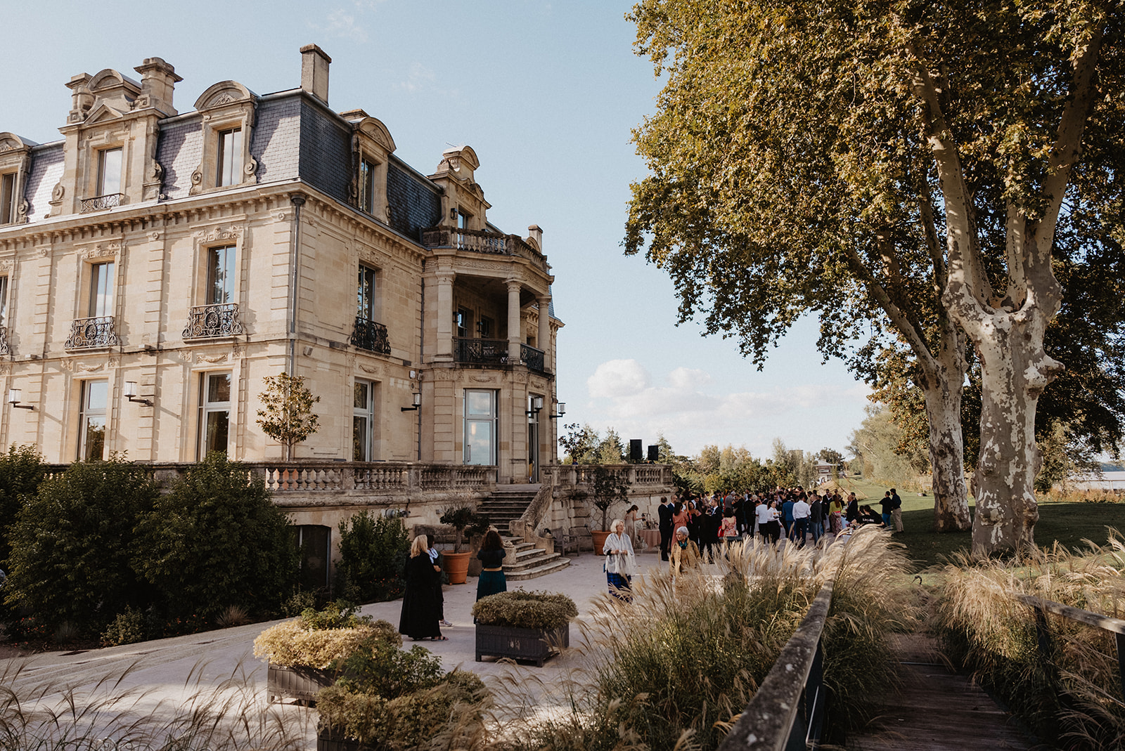 Intimist multicultural wedding in france at chateau grattequina bordeaux, autumnal theme, photos los caballeros weddings