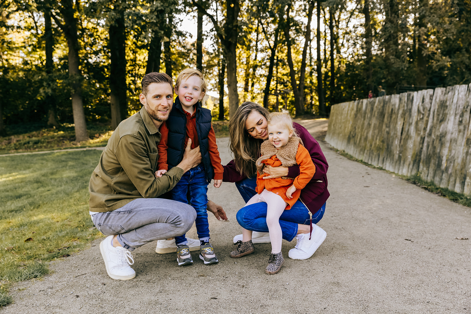Een spontane en ongedwongen familieshoot bij Streekpark Kienehoef in Sint-Oedenrode. Een gezin van vier. 