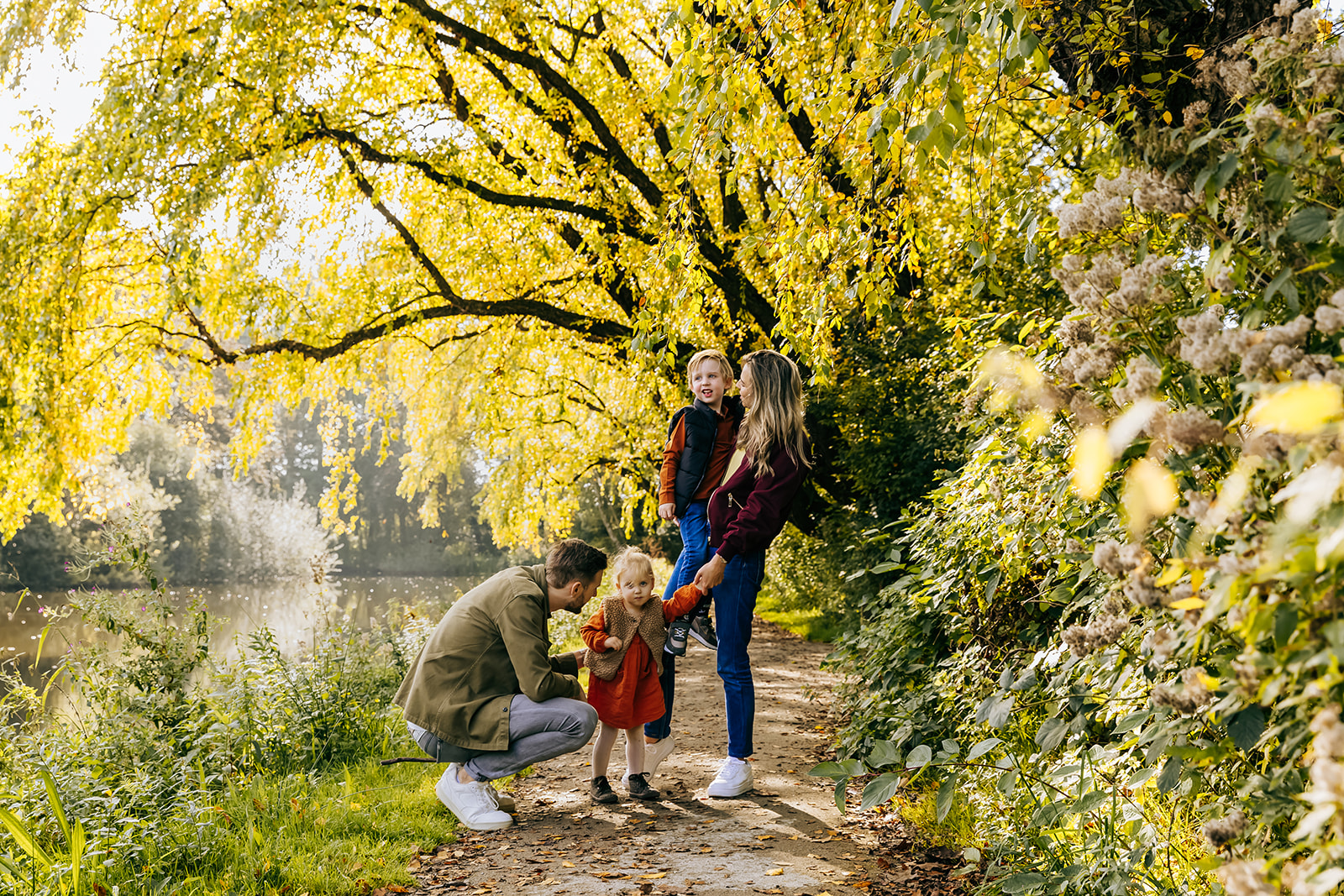 Een spontane en ongedwongen familieshoot bij Streekpark Kienehoef in Sint-Oedenrode. Een gezin van vier. 