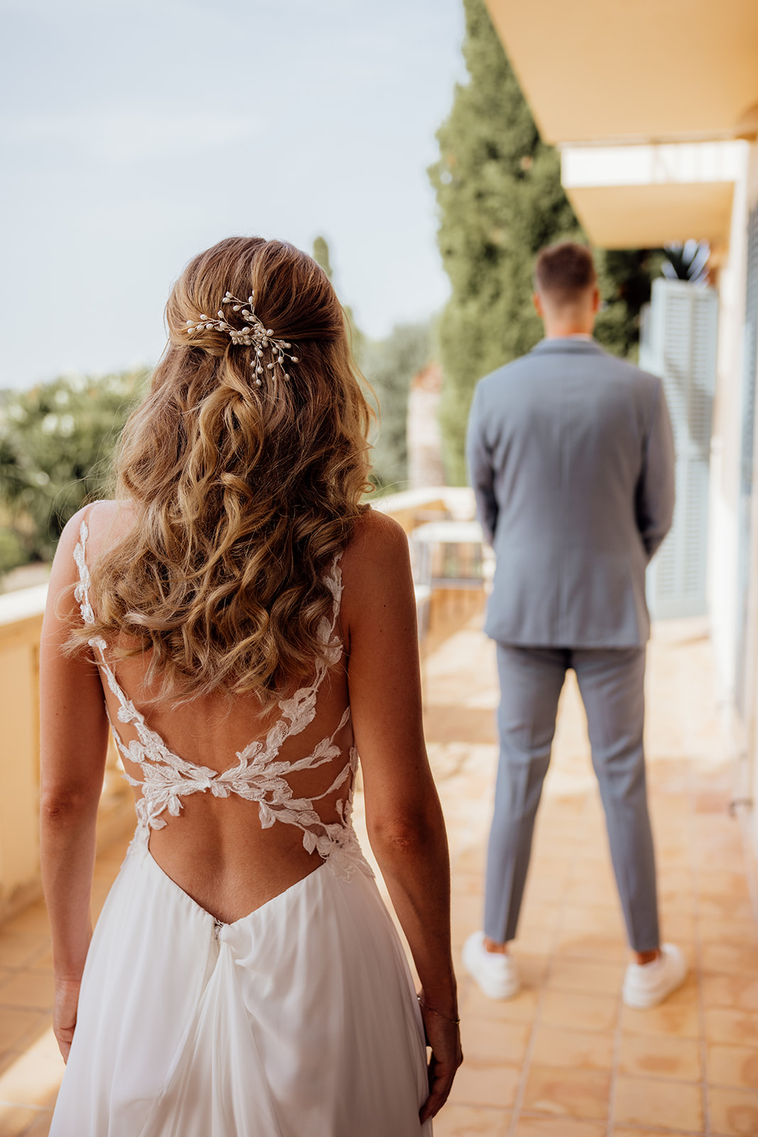 First Look auf Fincahochzeit Mallorca in Finca Son Canals, Braut läuft zu Bräutigam 