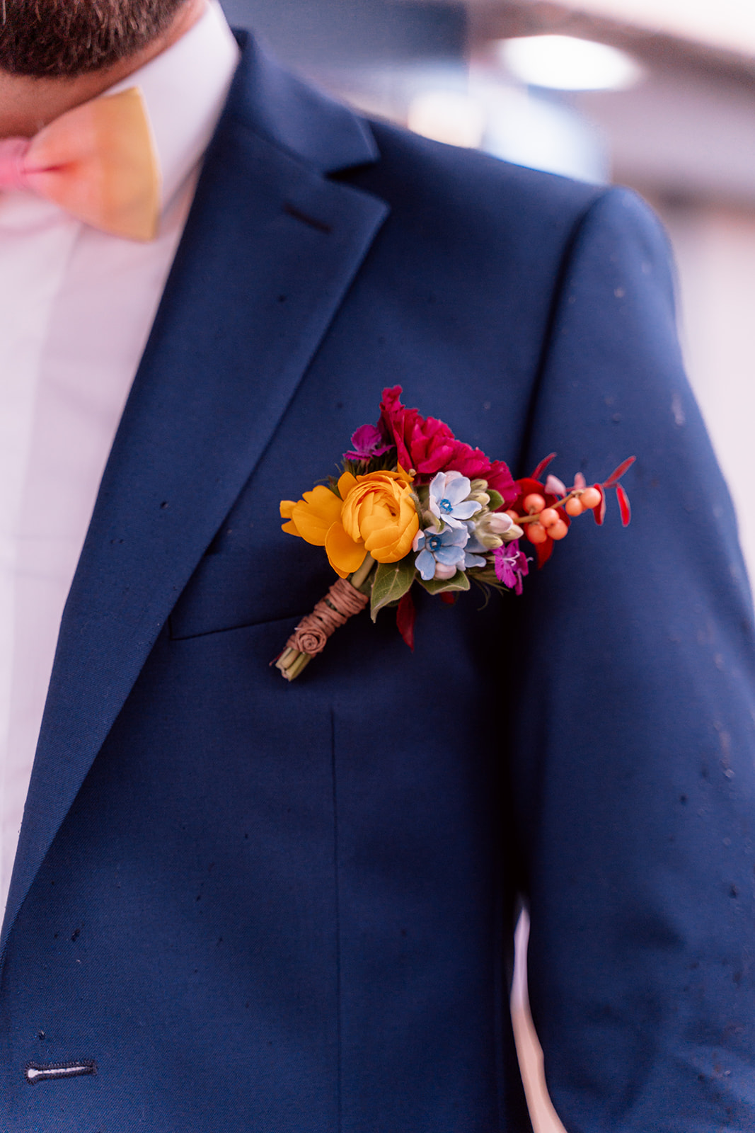 boutonniere fleurie, colorée, marié costume bleu