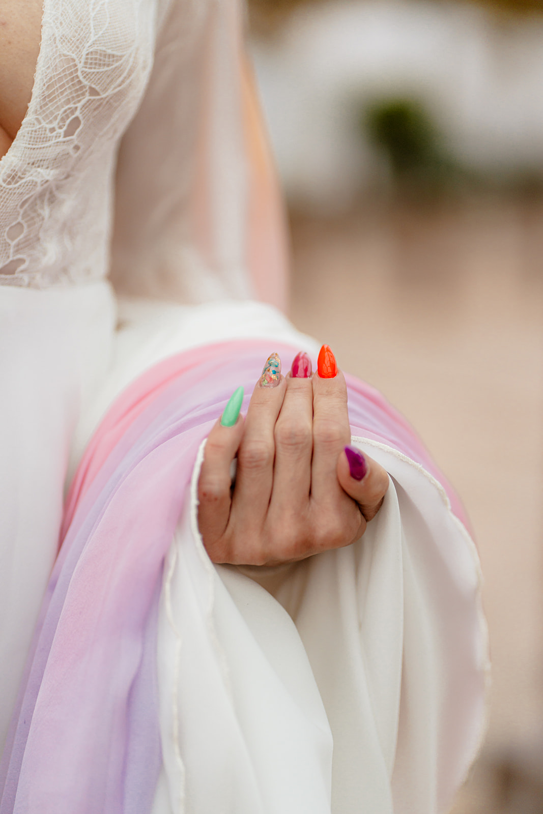 ongles colorés pour mariée moderne