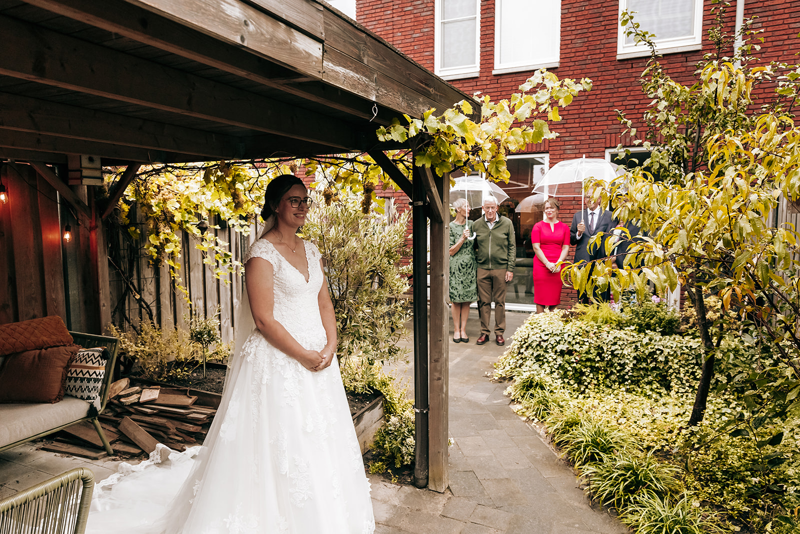 Bruiloft, regen, paraplu, trouwreportage, angela kiemeneij fotografie, oisterwijk
