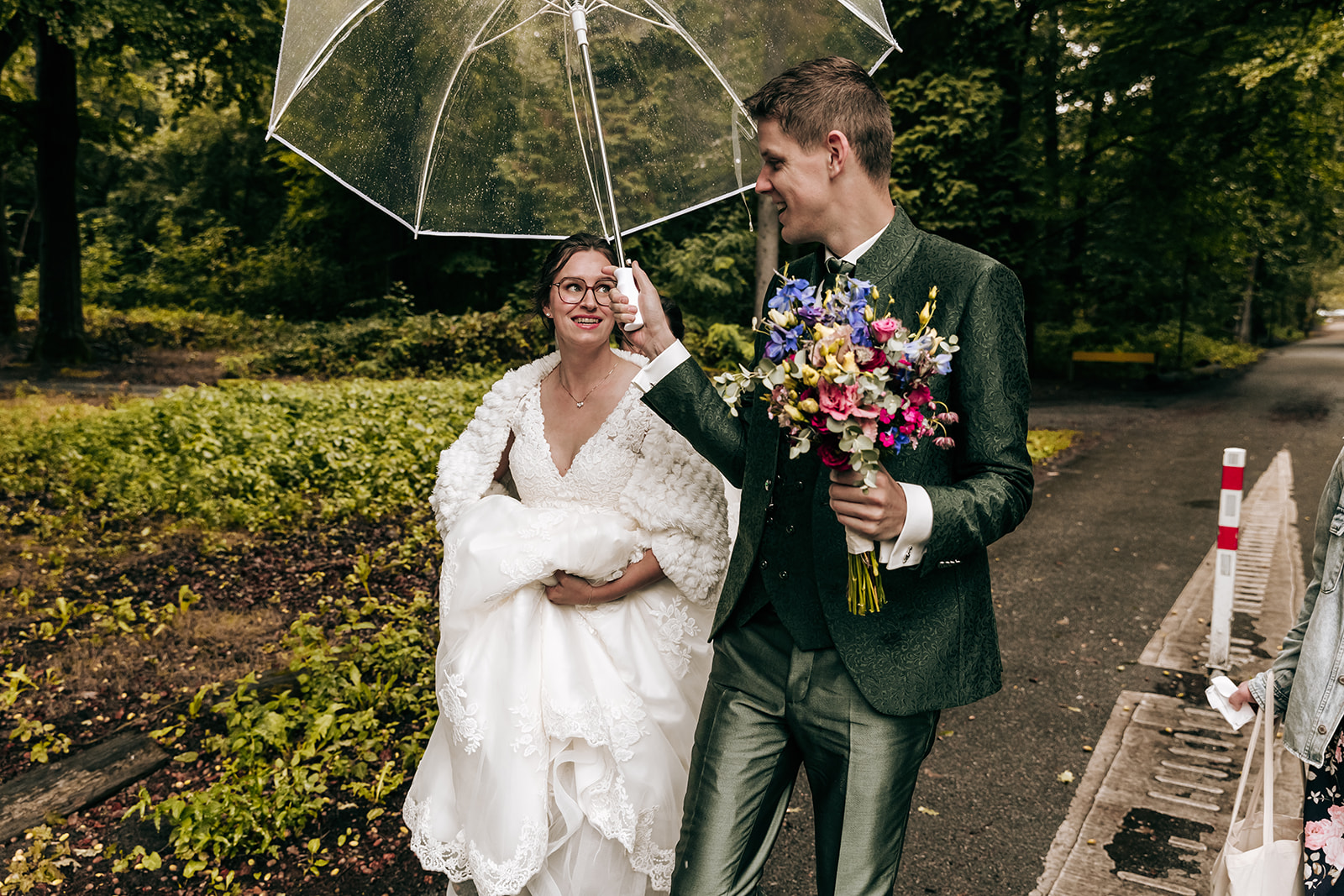 Bruiloft, regen, paraplu, trouwreportage, angela kiemeneij fotografie, oisterwijk