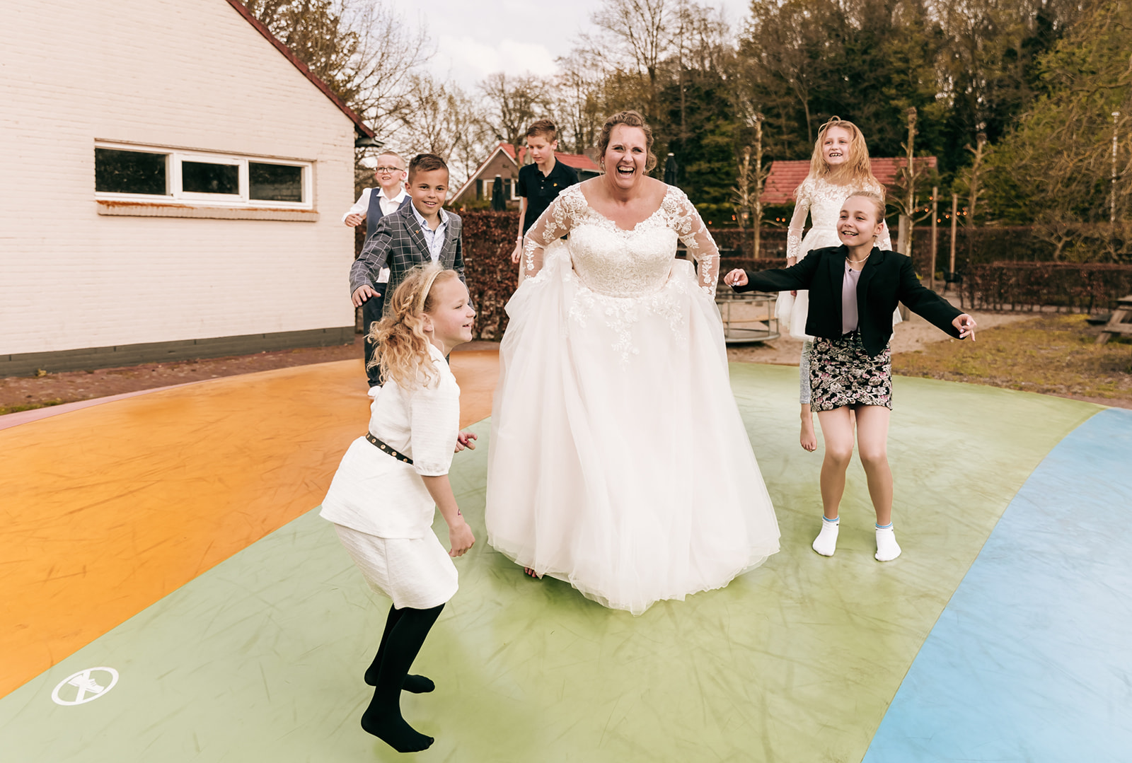 Trouwen-oirschot-spoordonk-eindhoven-golfbaan-bruiloft-trouwreportage-springkussen