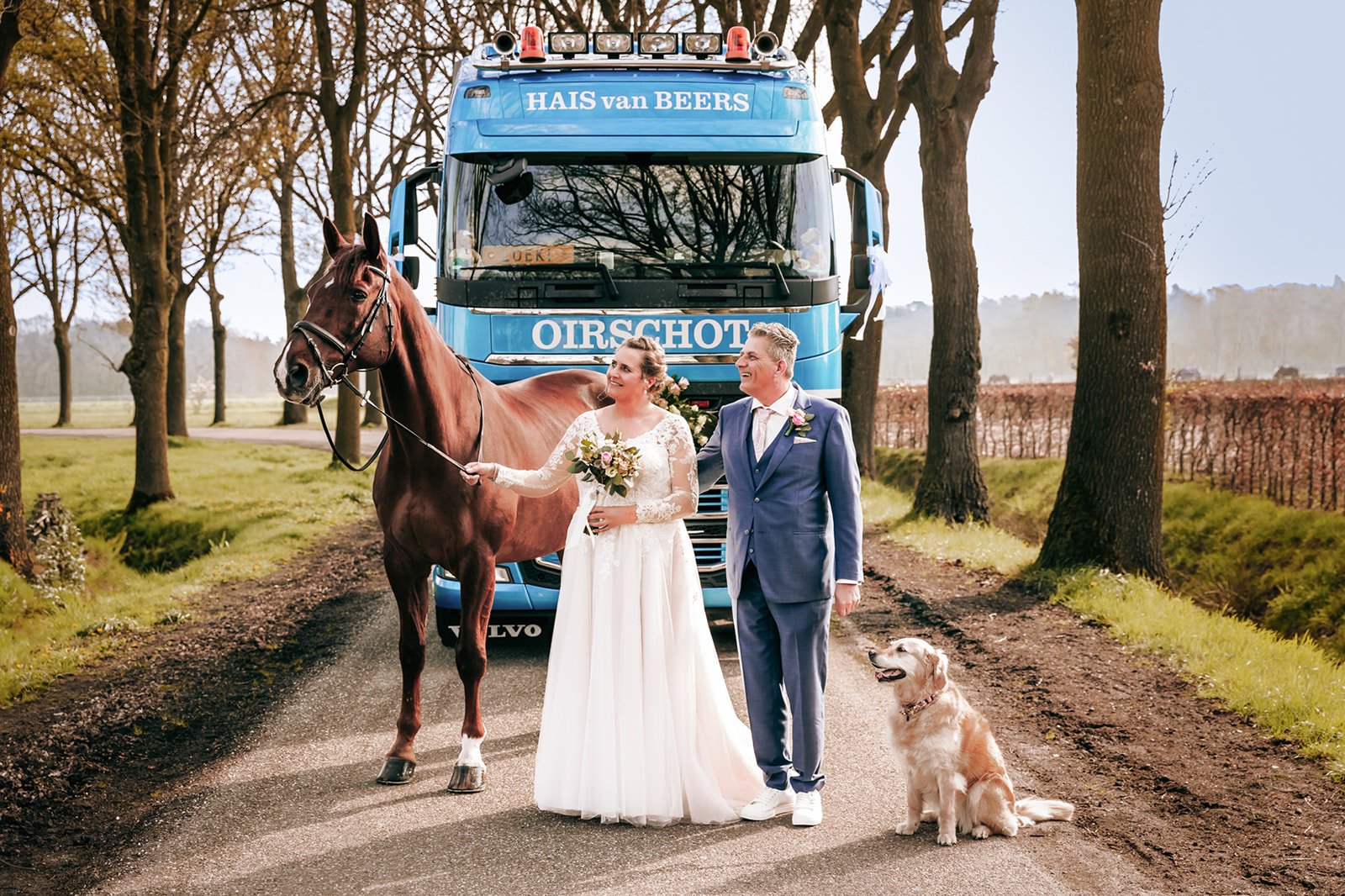 Trouwen-oirschot-spoordonk-eindhoven-golfbaan-bruiloft-trouwreportage-vrachtwagen-paard-manege