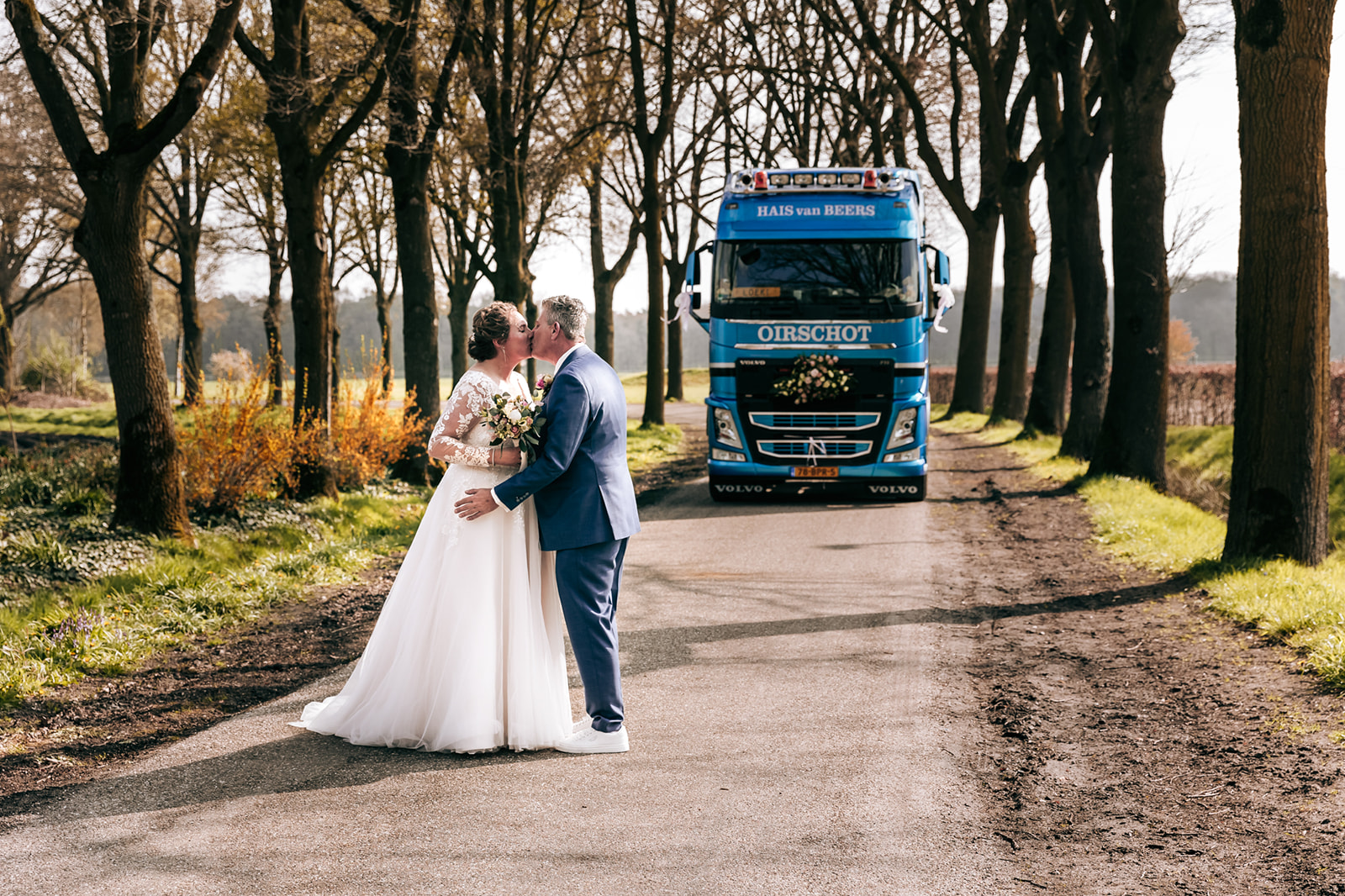 Trouwen-oirschot-spoordonk-eindhoven-golfbaan-bruiloft-trouwreportage-vrachtwagen-paard-manege