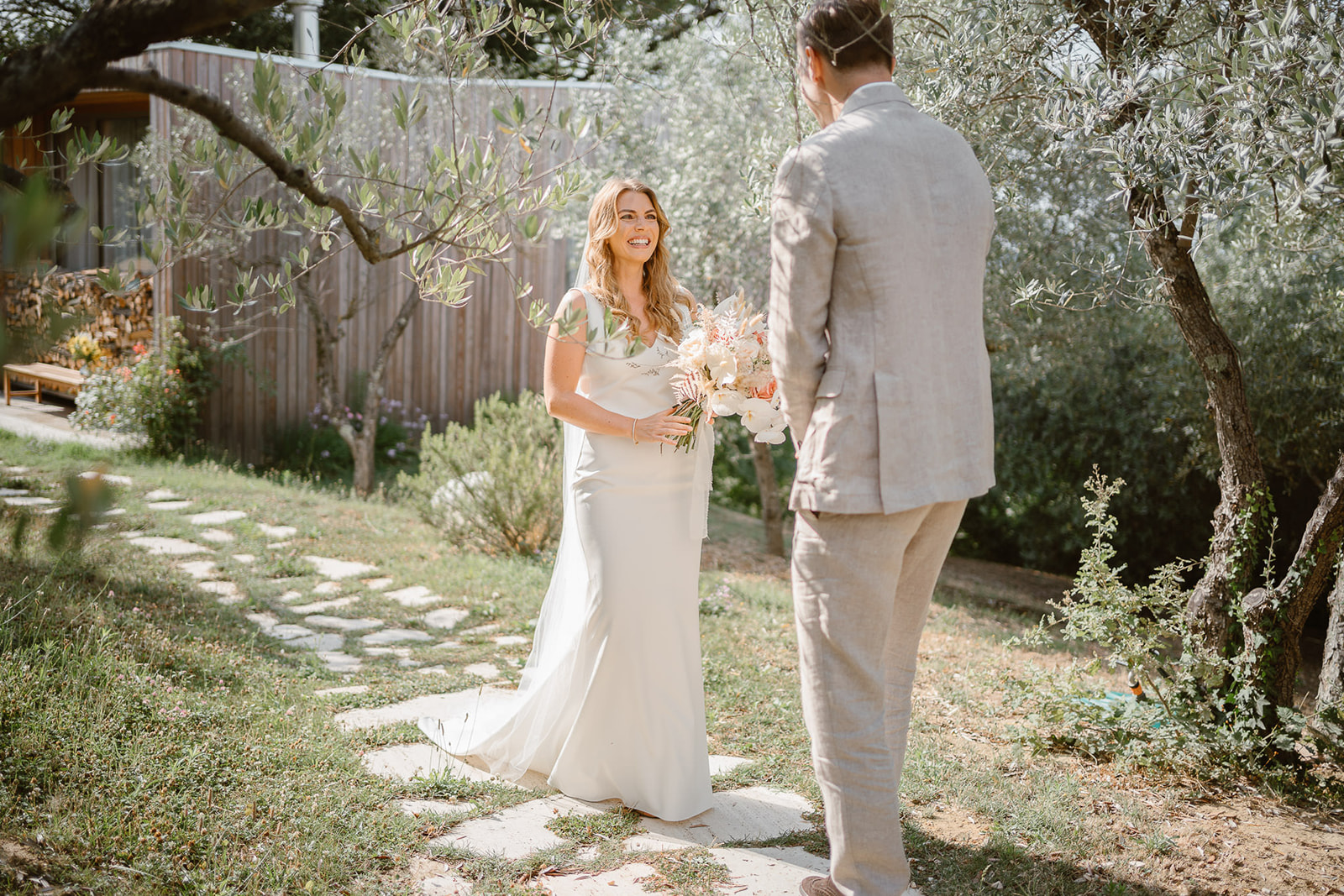 First look photographed by Ludovica and Valerio under the tuscany sun of Villa Cicolina
