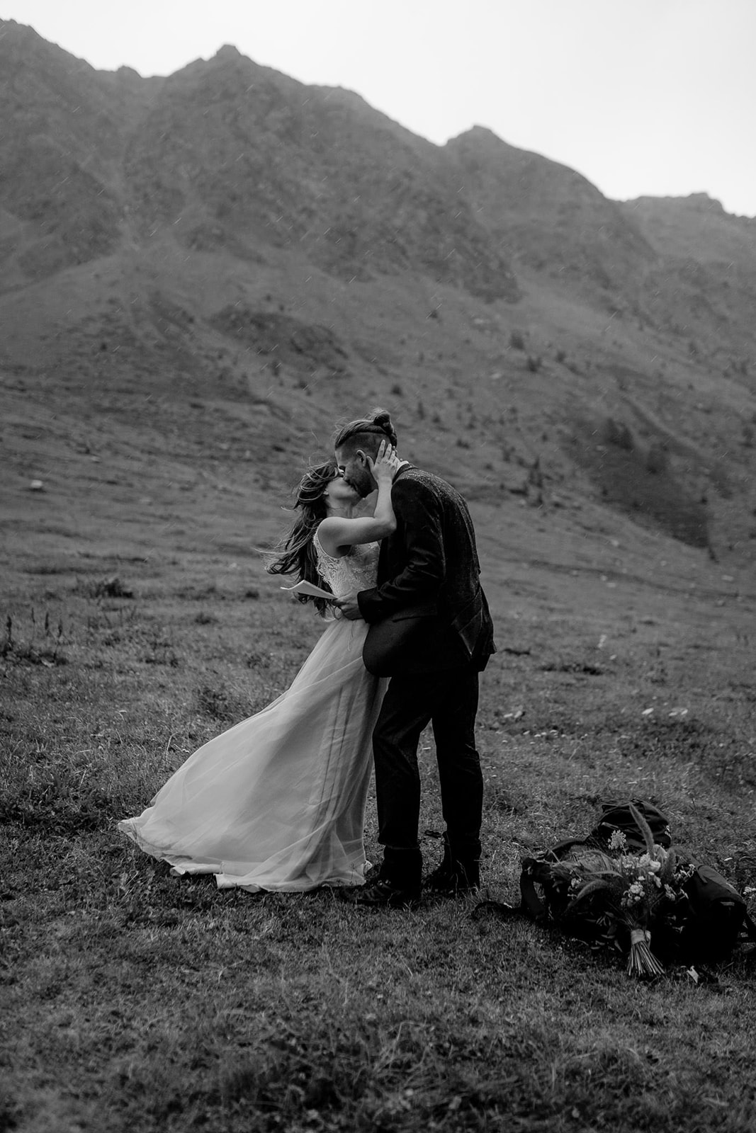 Couple kiss during their elopement on the Italian Alps