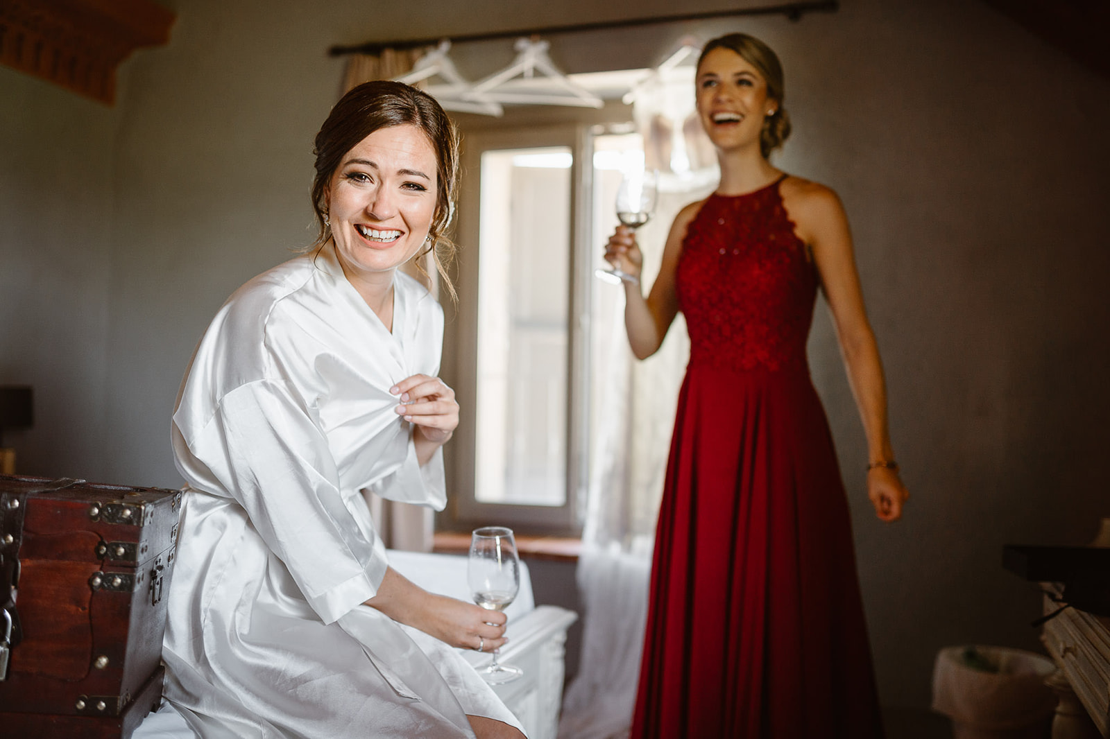 Bride and bridesmaid having fun in their room at Cascina Faletta