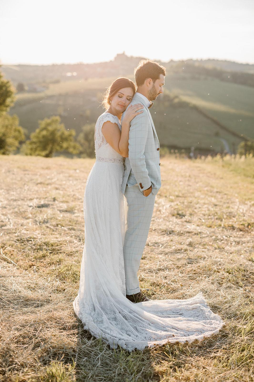 bride and groom in a romantic pose during their wedding photo shoot in the Italian countryside