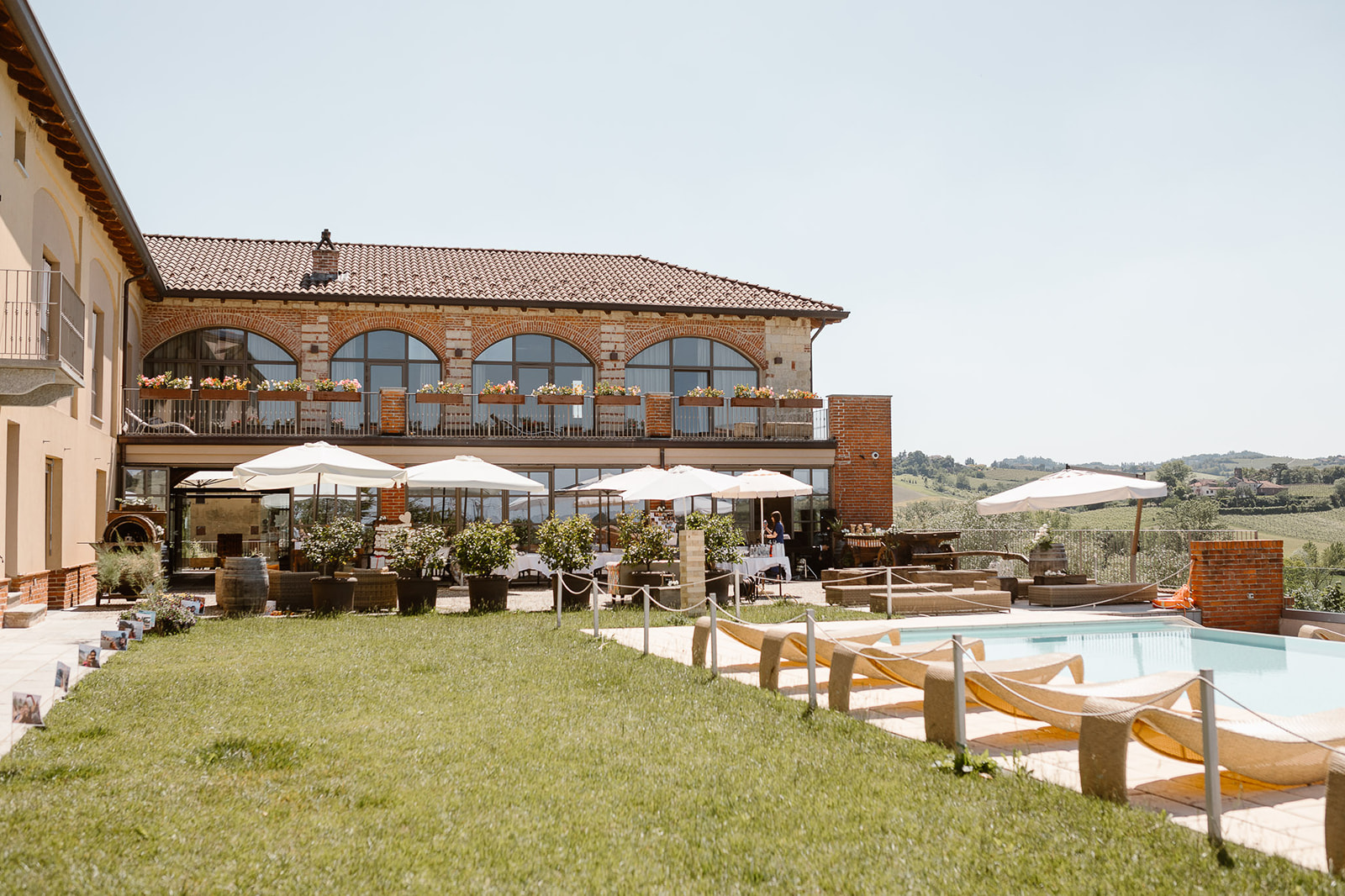 Cascina Faletta pool during a wedding day
