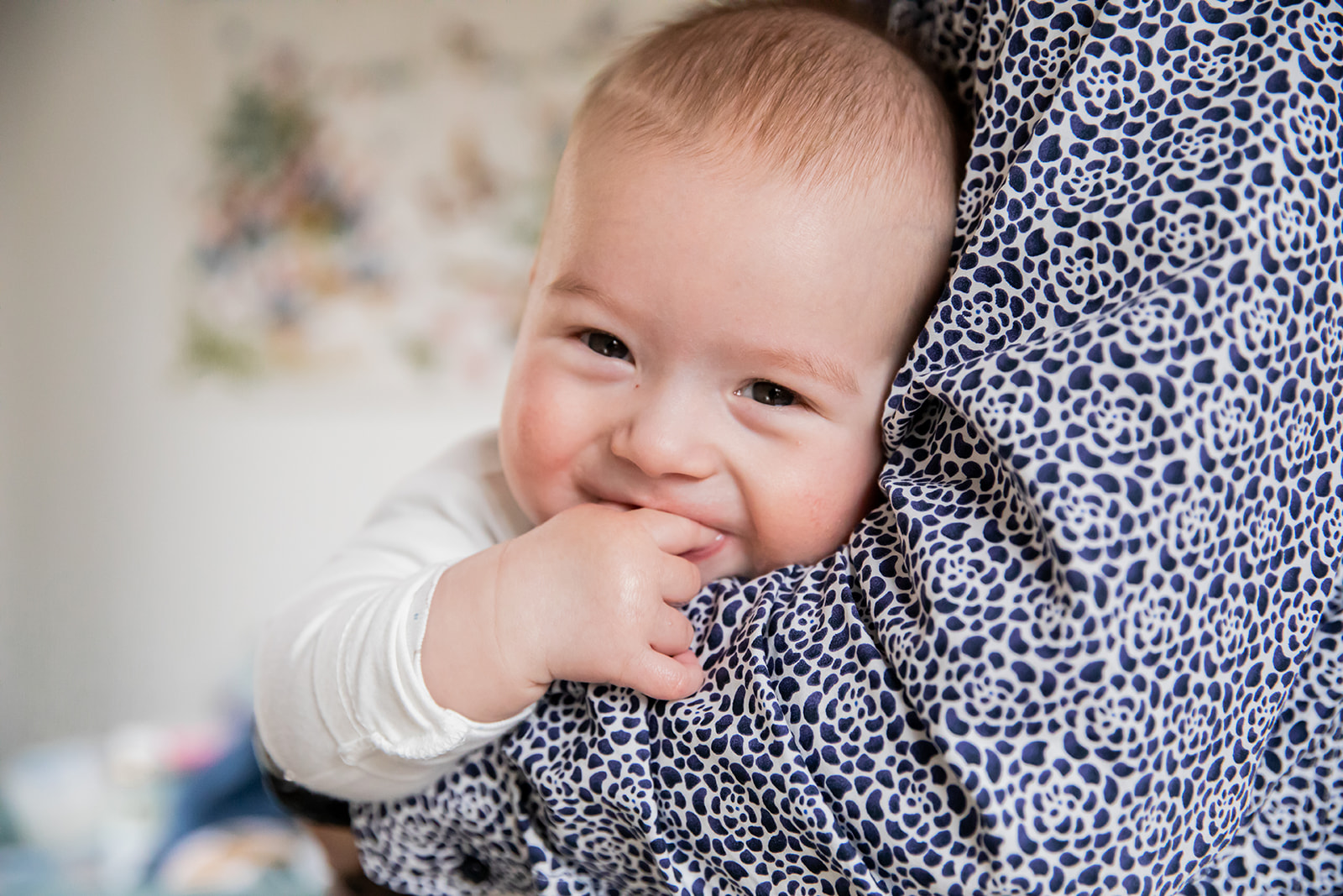 Babyshoot-baby-thuis-newborn-bed-huis-binnen-warm-liefde-borstvoeding-fotoshoot-familiefotograaf-gezinsfotograaf