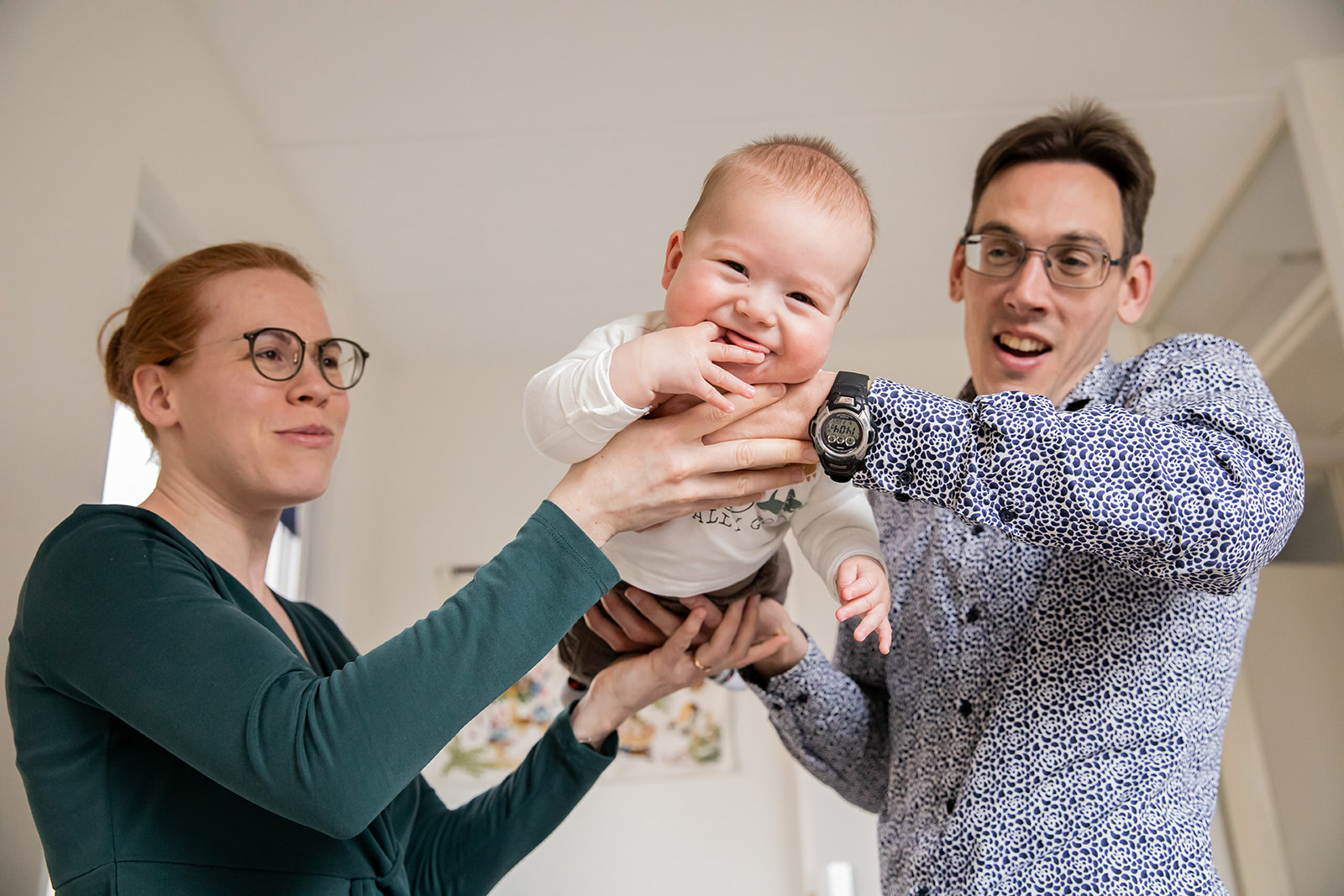 Babyshoot-baby-thuis-newborn-bed-huis-binnen-warm-liefde-borstvoeding-fotoshoot-familiefotograaf-gezinsfotograaf
