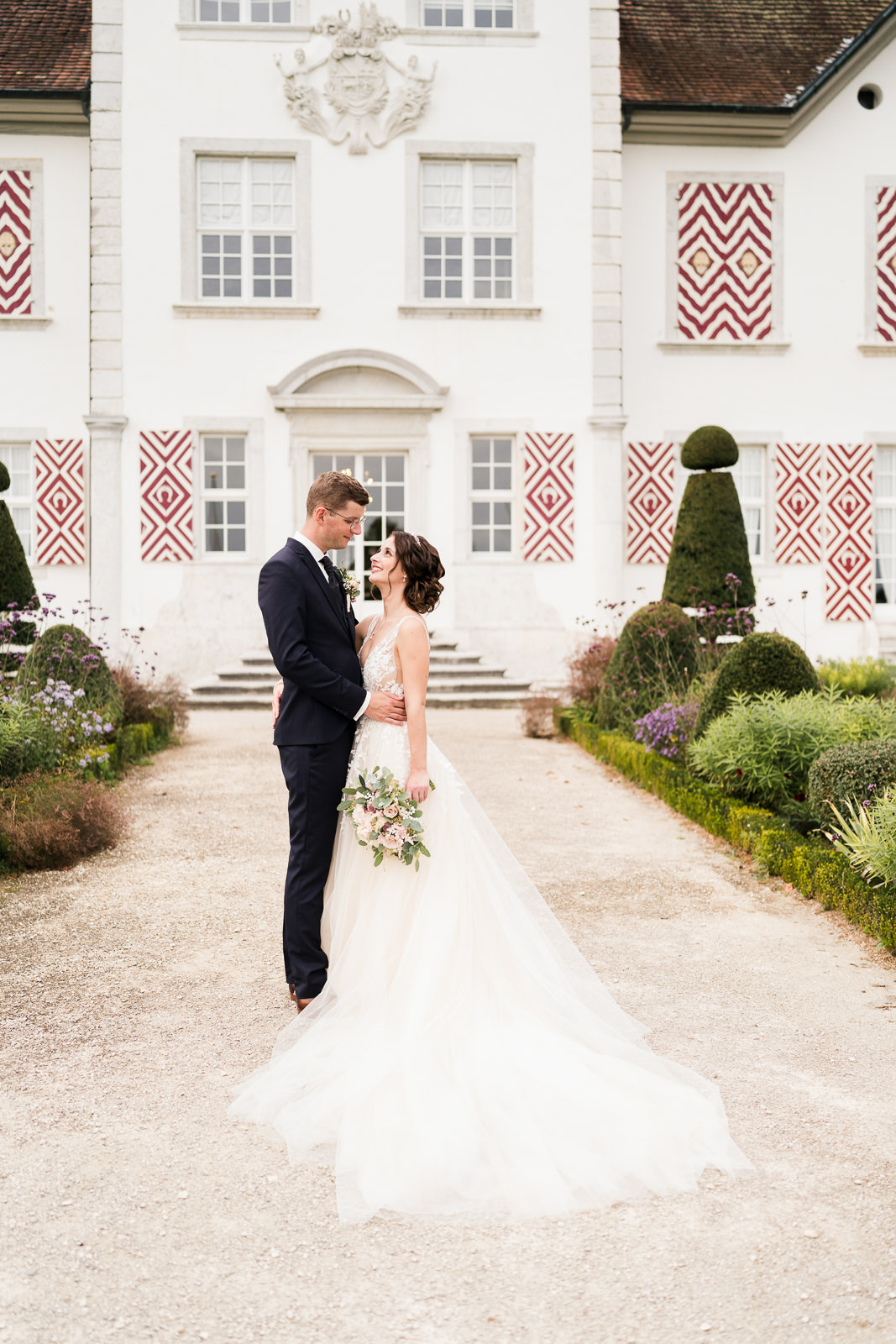 authentisches Hochzeitspaar vor Schloss Waldegg im Schlosspark Hochzeitsfotograf Solothurn