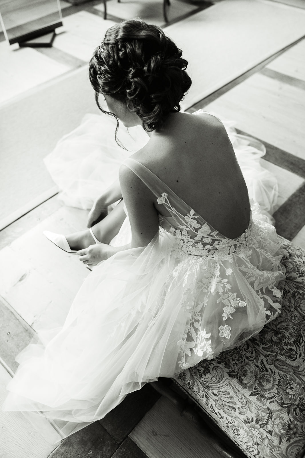 Braut bereitet sich auf Zeremonie vor Hochzeitsfotograf Solothurn