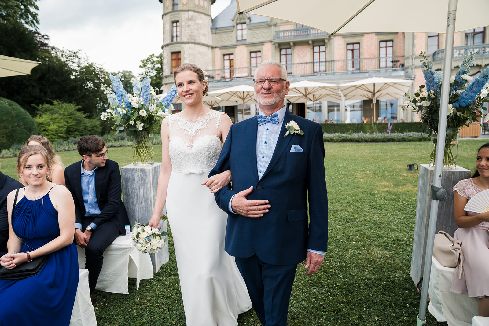 Einzug Braut Brautvater freie Zeremonie Schloss Schadau Park
