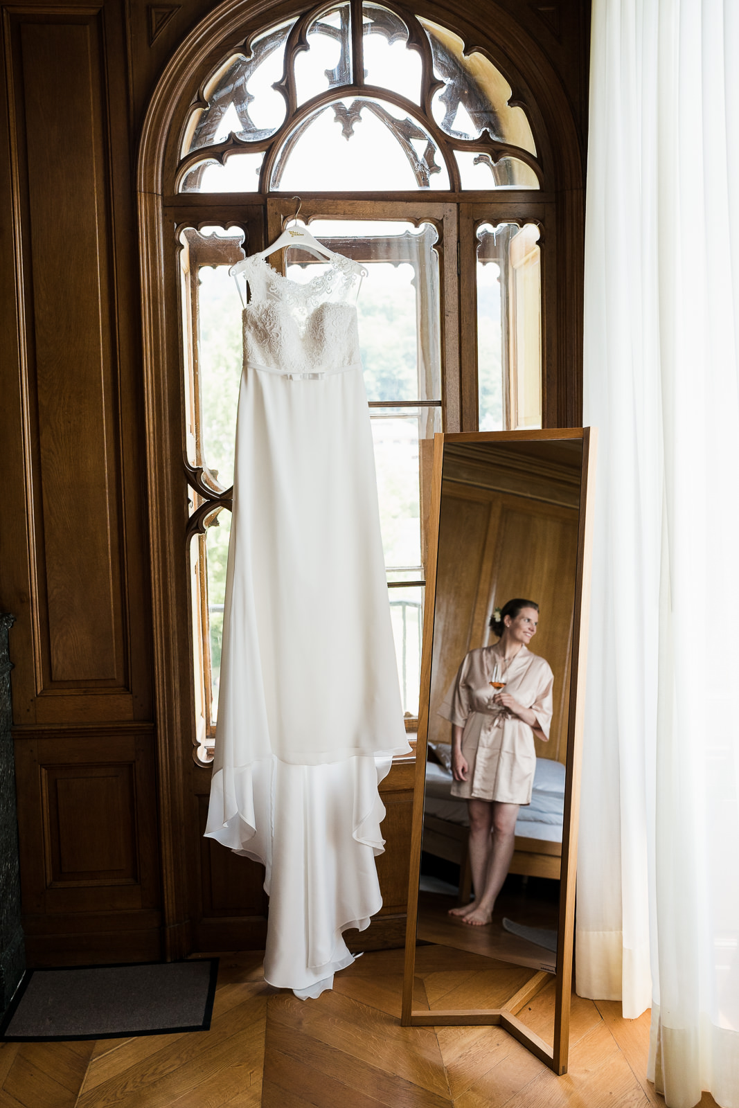 Hochzeitskleid hängt im Schloss Schadau Hochzeitsfotograf Thun