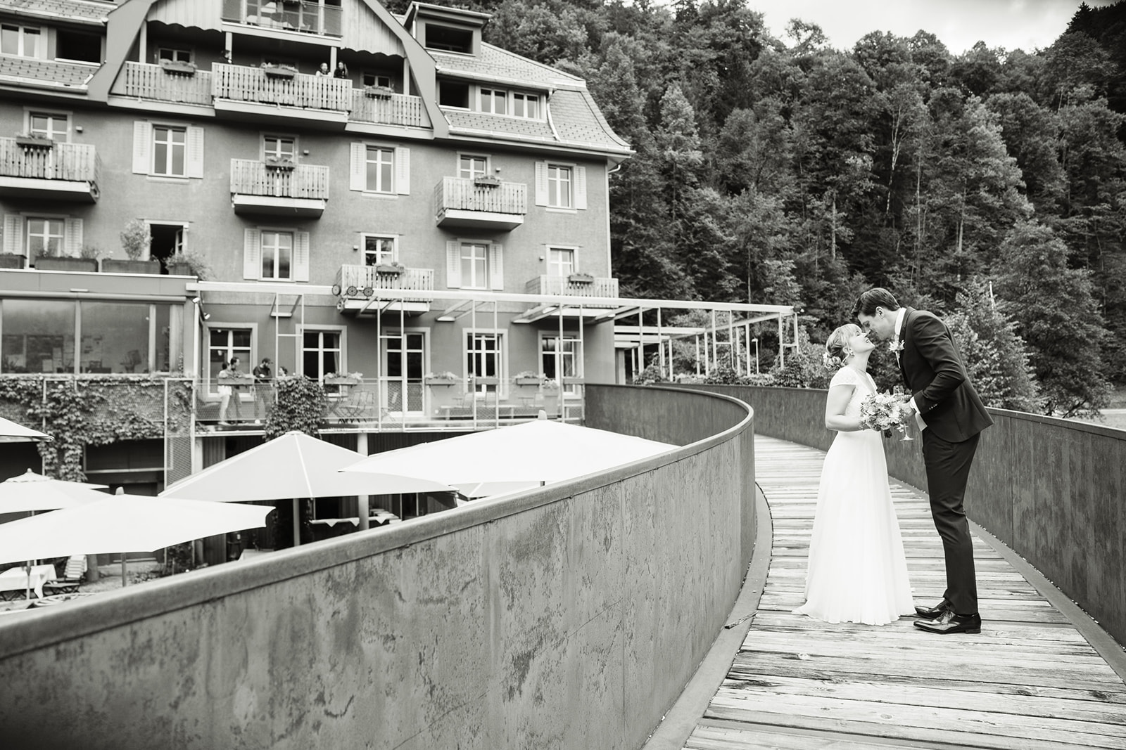 Brautpaar küsst sich vor dem Hotel Wetterhorn vor der Hochzeit