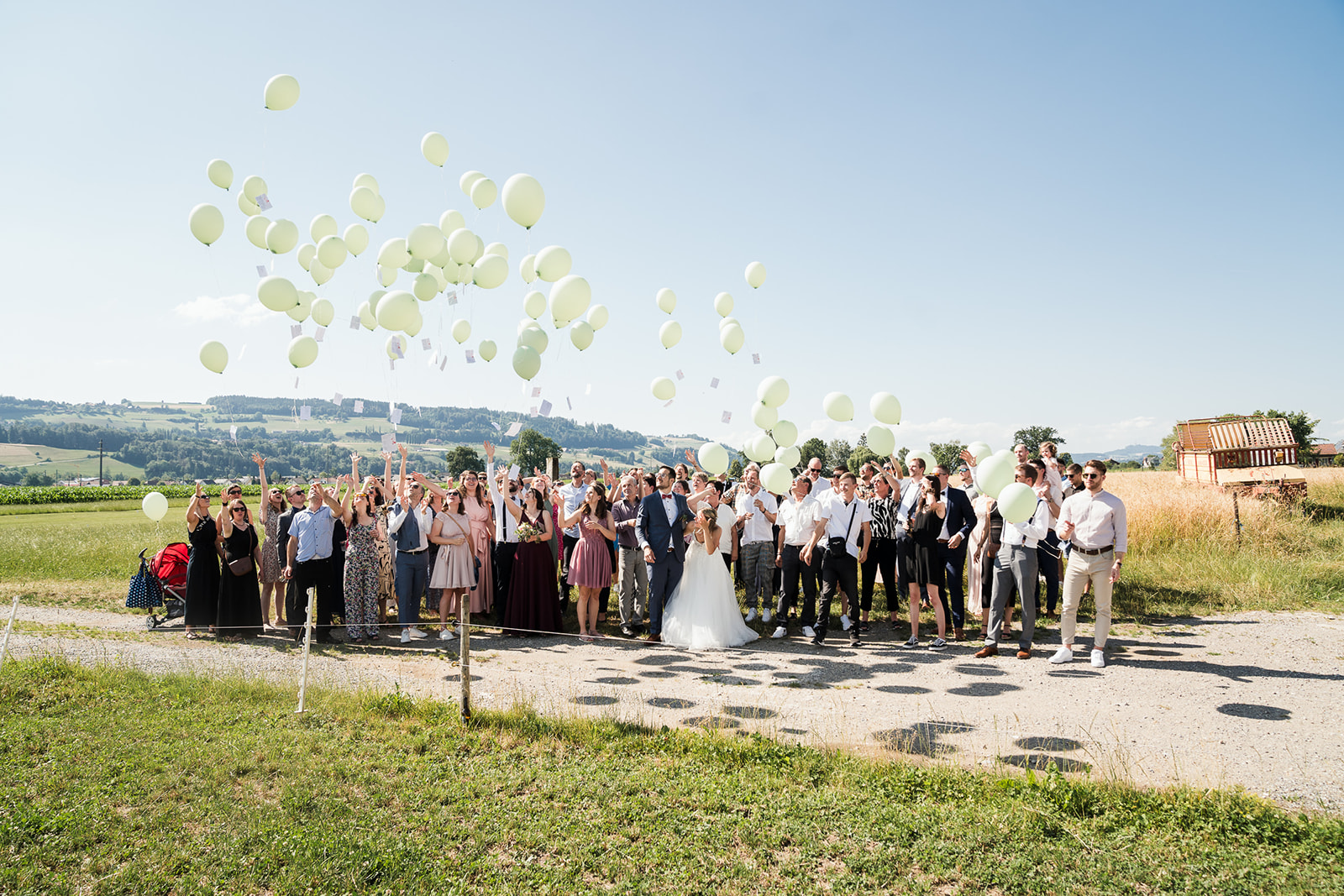 Hochzeitsgesellschaft Ballone steigen