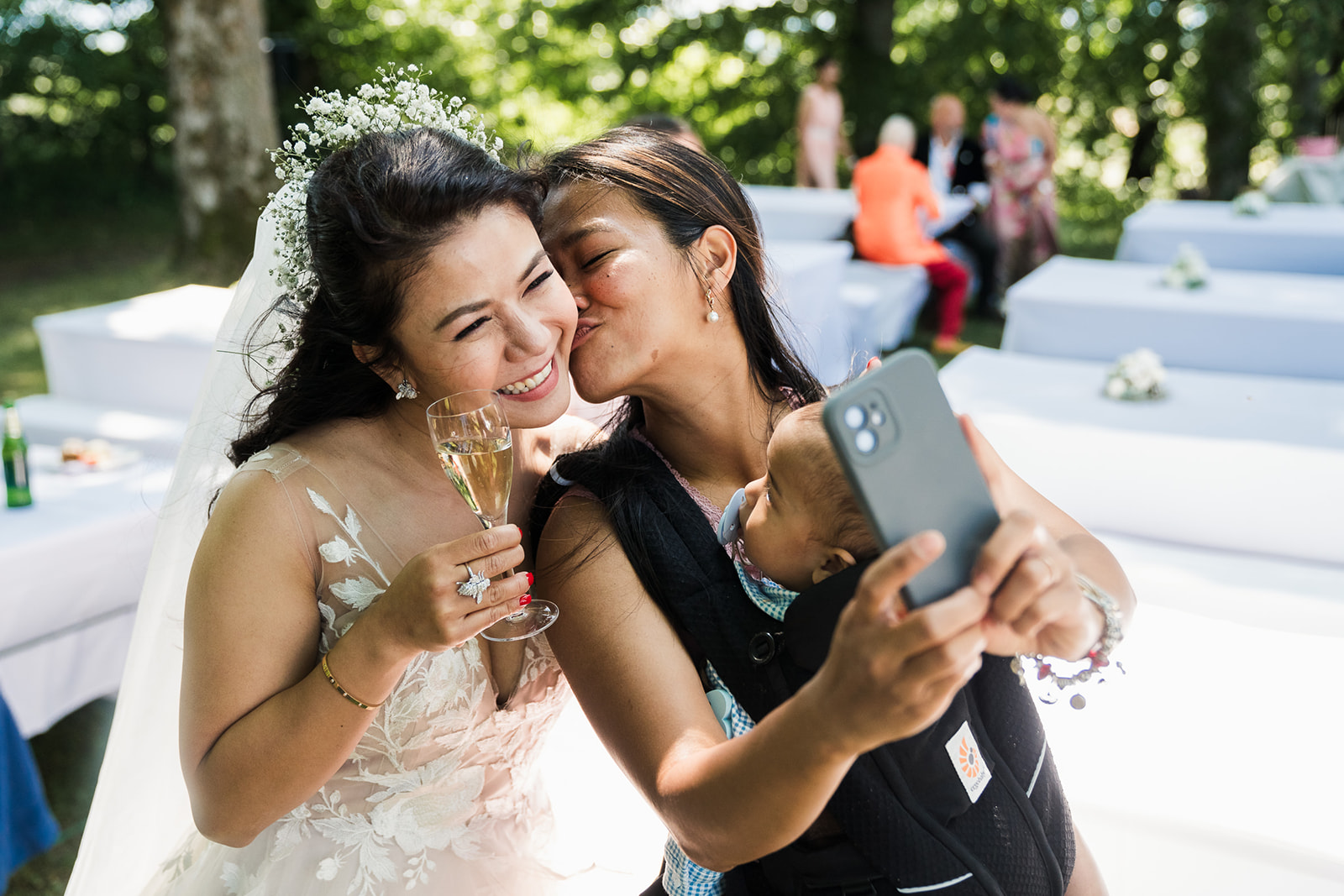 Braut und ein Hochzeitsgast machen ein Selfie