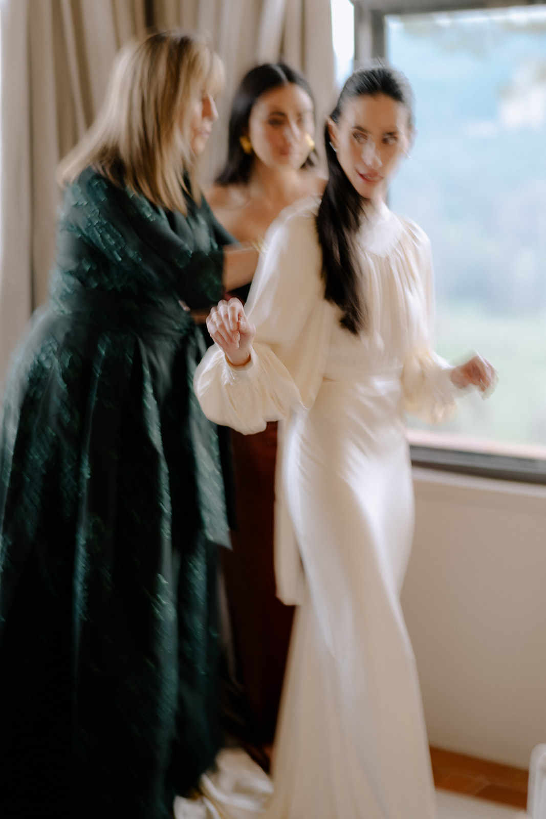 Intimate Winter Wedding in Florence photography bride getting ready