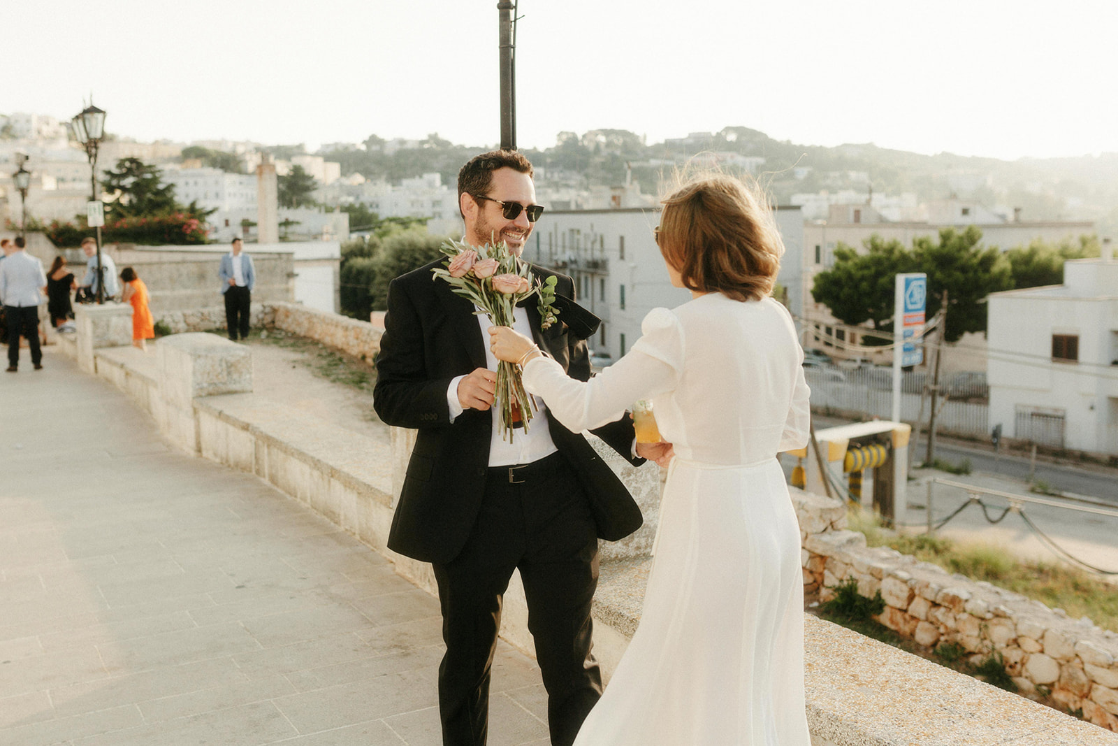 groom running to her bride in Italy