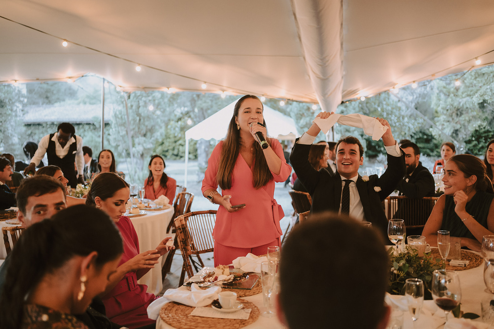 Amiga de la novia dando un discurso durante el banquete