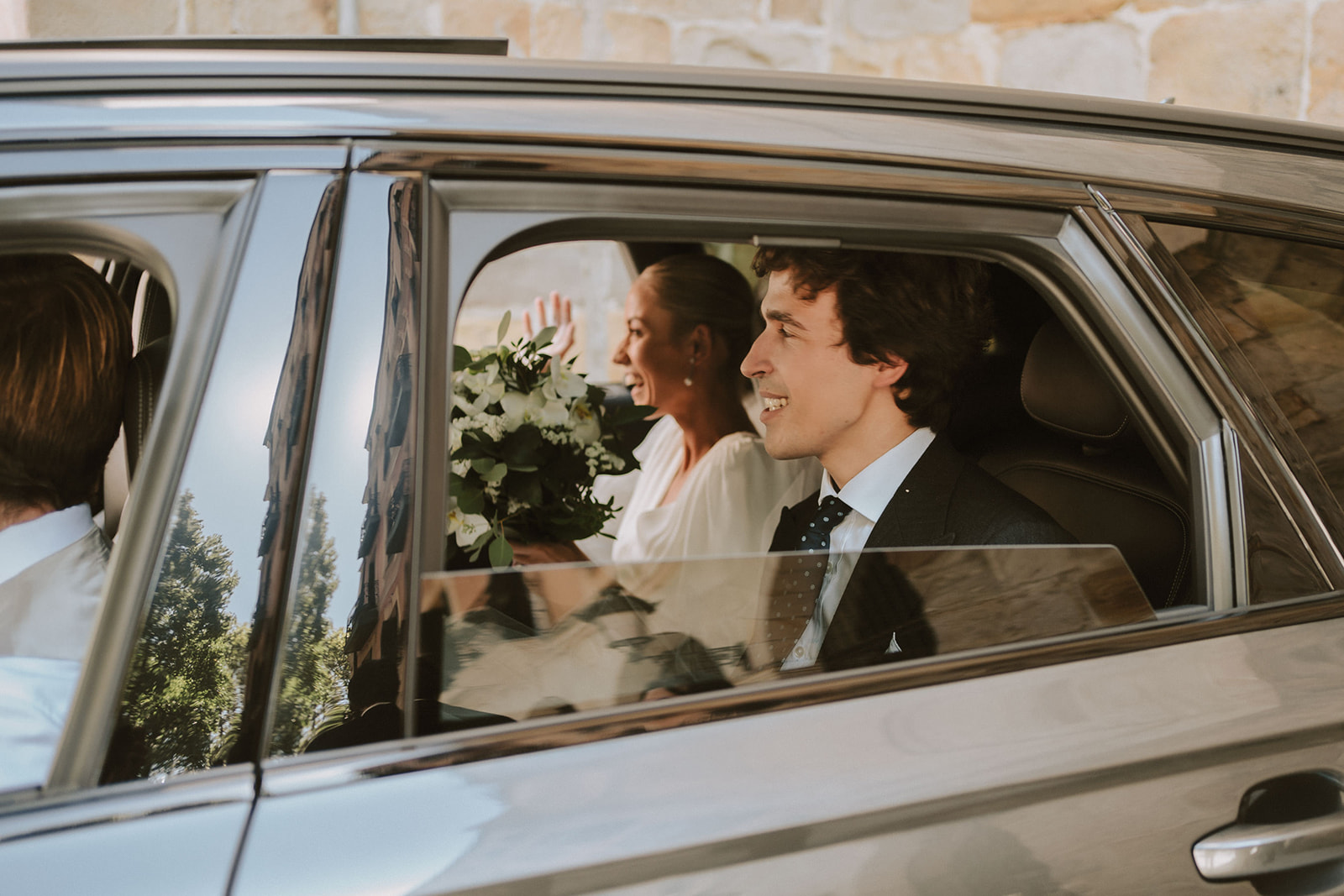 Detalle de los novios después de su boda, metidos en el coche
