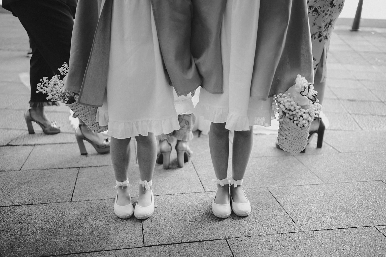 detalle de zapatos de unas niñas en una boda en Bilbao