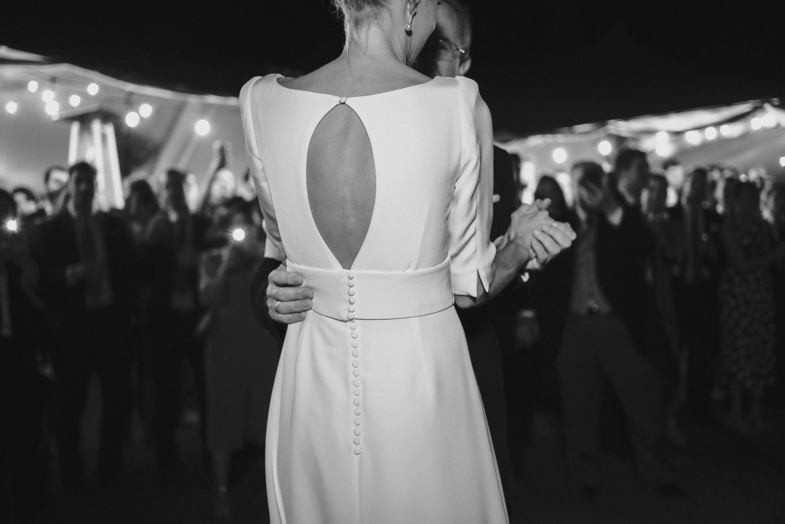 Detalle del vestido de la novia por detrás mientras baila