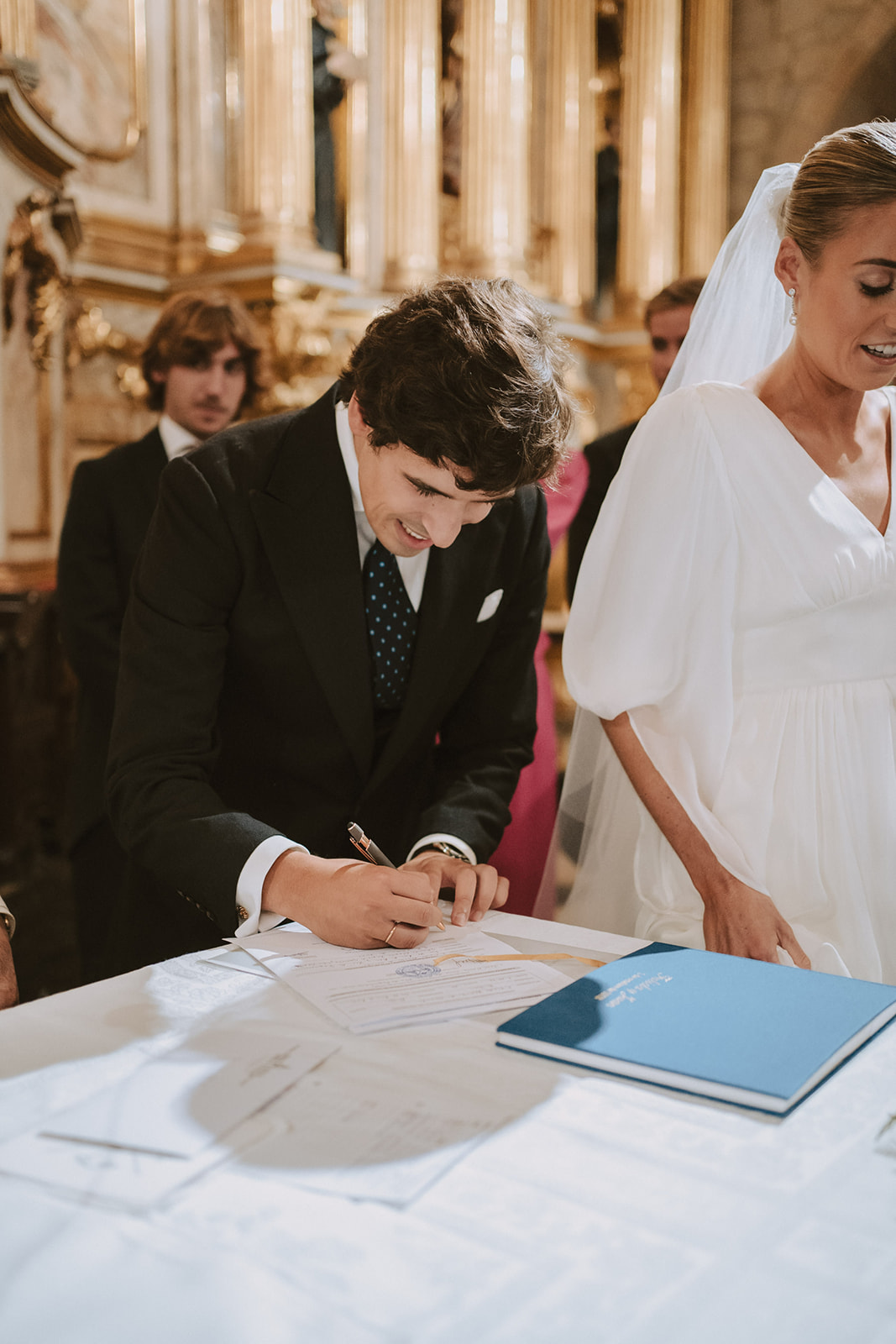El novio firmando en su boda
