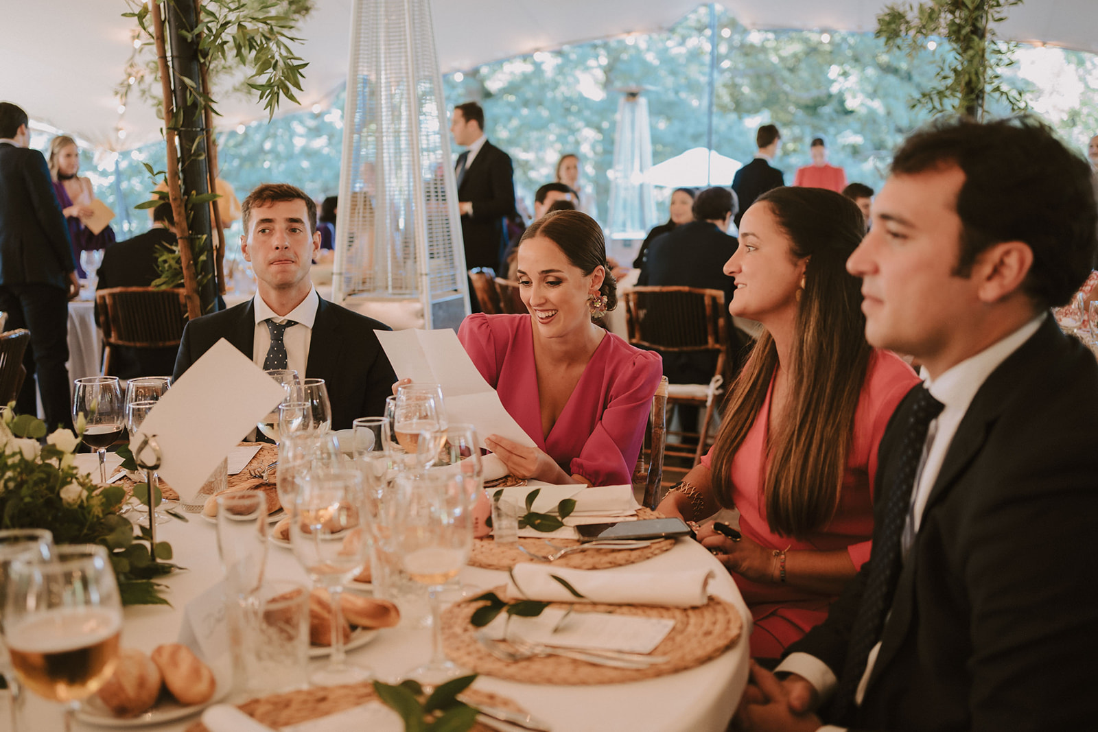 Invitados de banquete durante una boda 