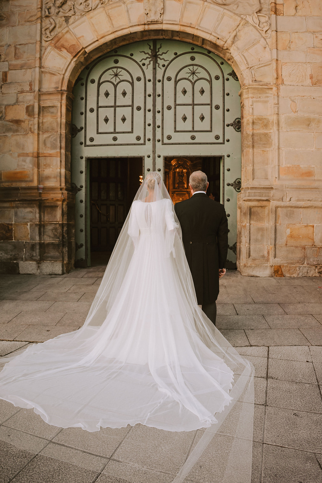 La novia entrando a su boda en la Iglesia San Vicente de Albia, en Bilbao