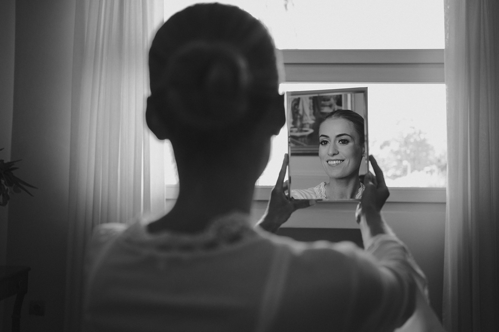 La novia mirándose en un espejo