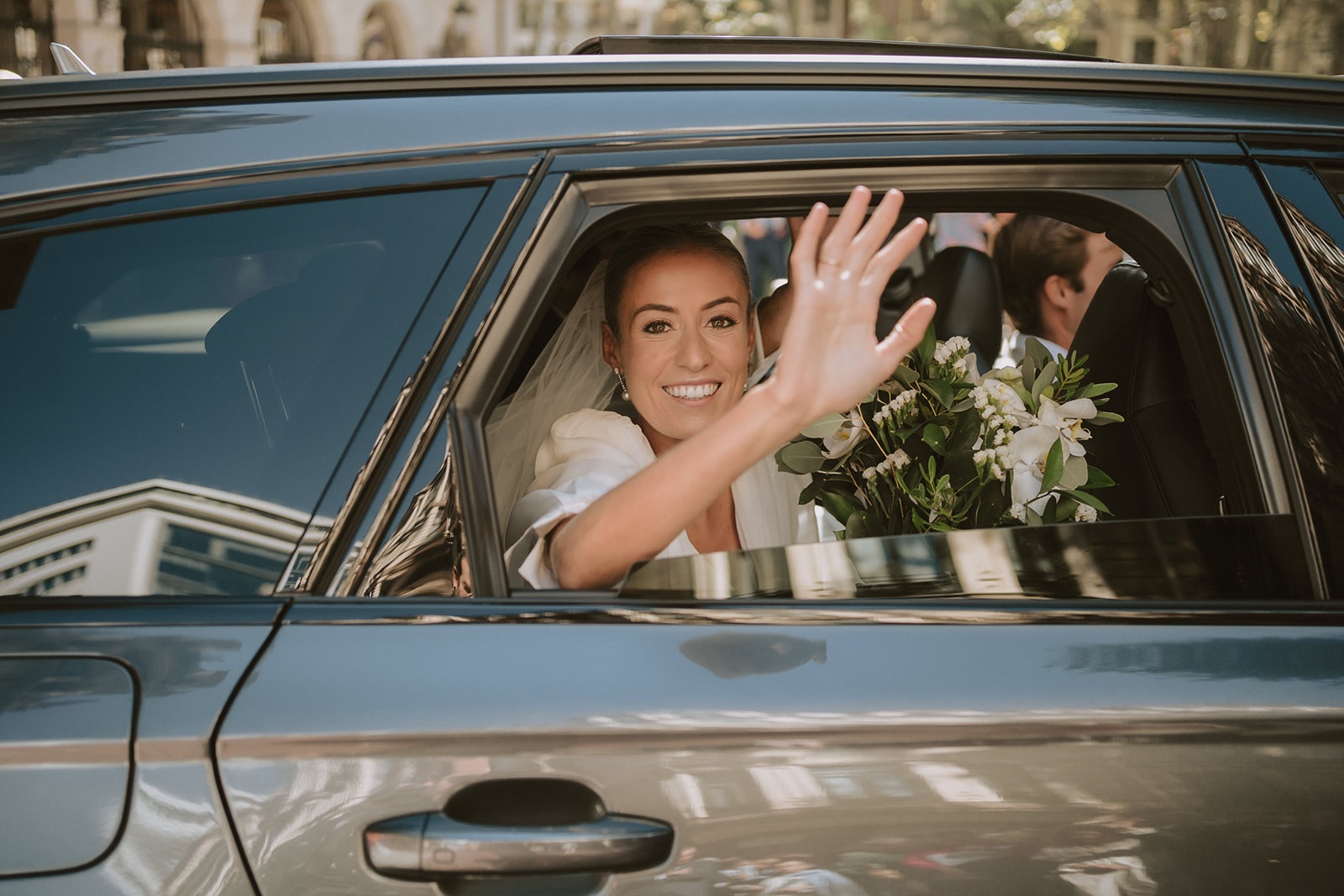 La novia saludando desde el coche