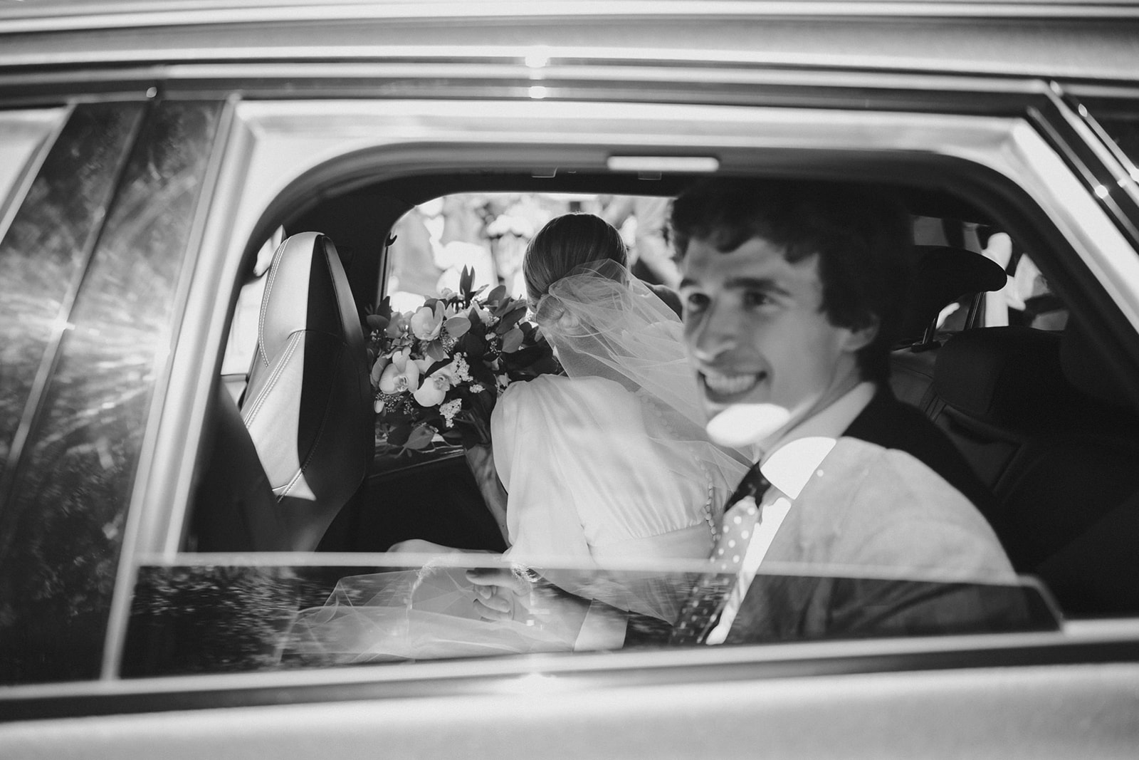 Los novios yéndose en coche de la boda