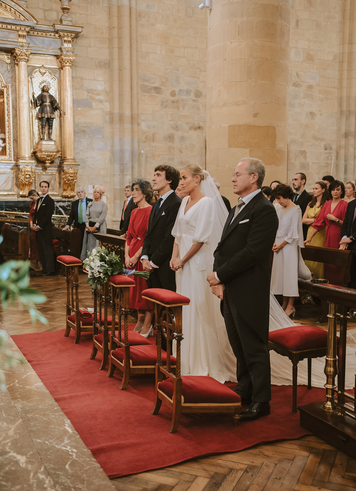 Novios, padrinos y madrinas en la ceremonia