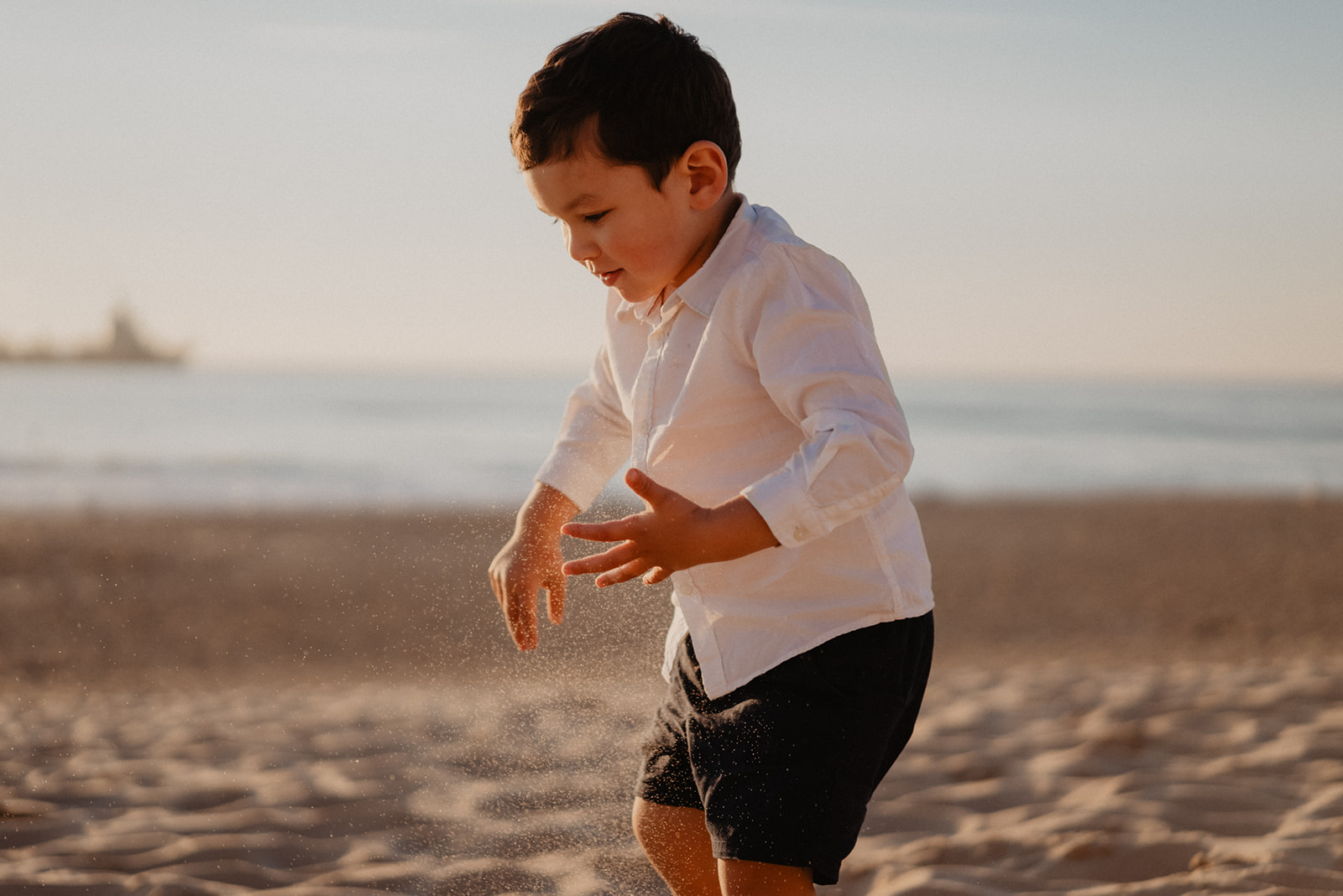 Enfant qui joue avec le sable sur la plage