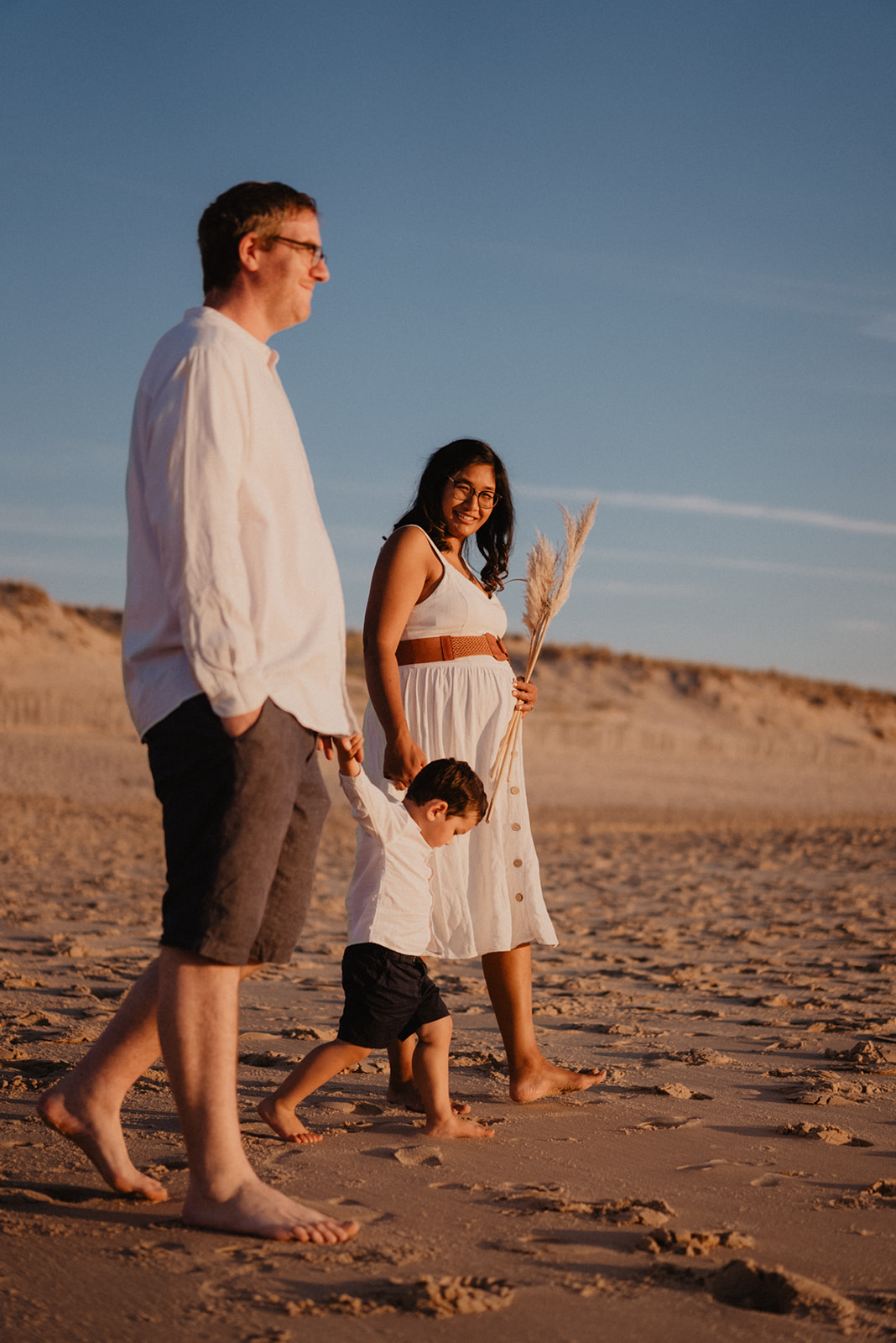 photo de famille sur la plage au Porge