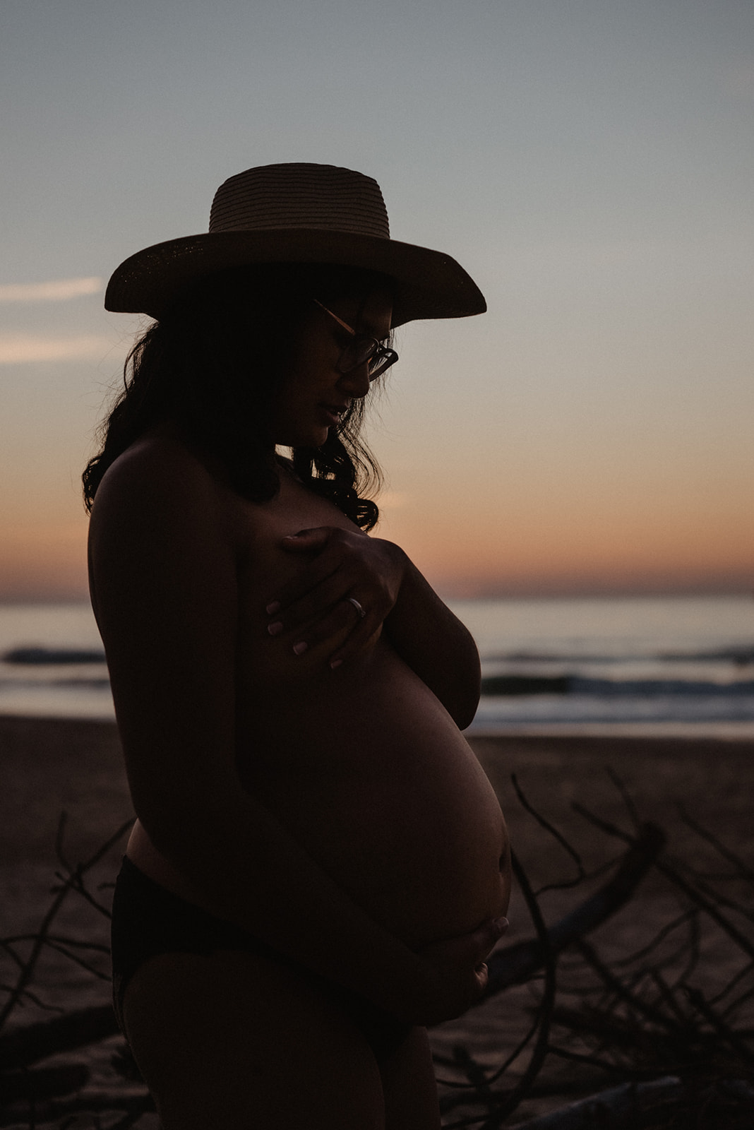 photo de grossesse au coucher du soleil sur la plage  au Porge