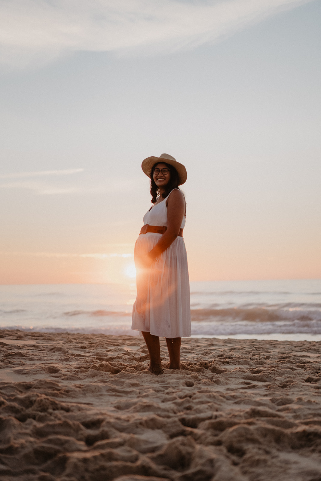 portrait de femme enceinte au coucher du soleil sur la plage  au Porge